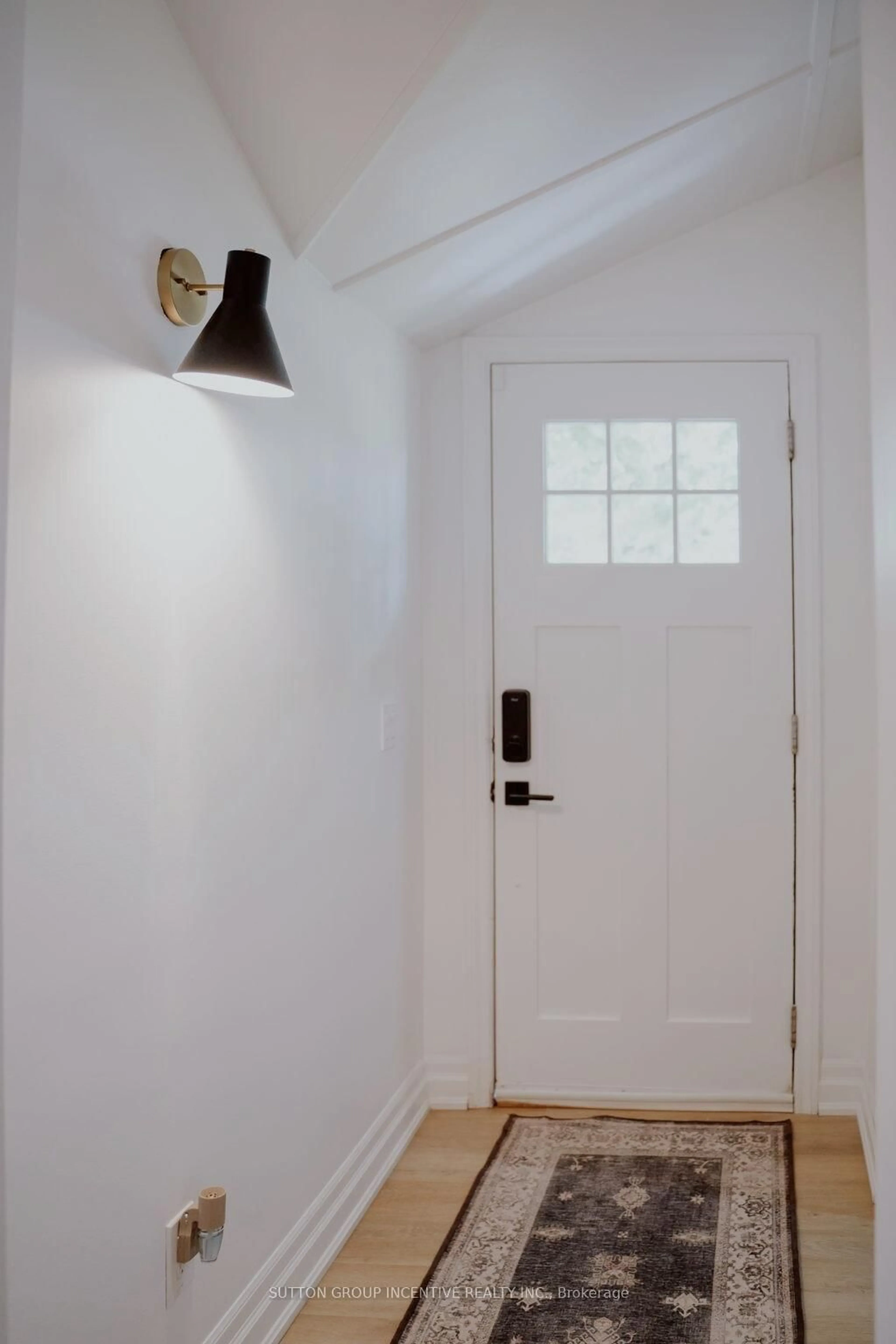 Indoor entryway for 6168 Penetanguishene Rd, Springwater Ontario L0L 1P0