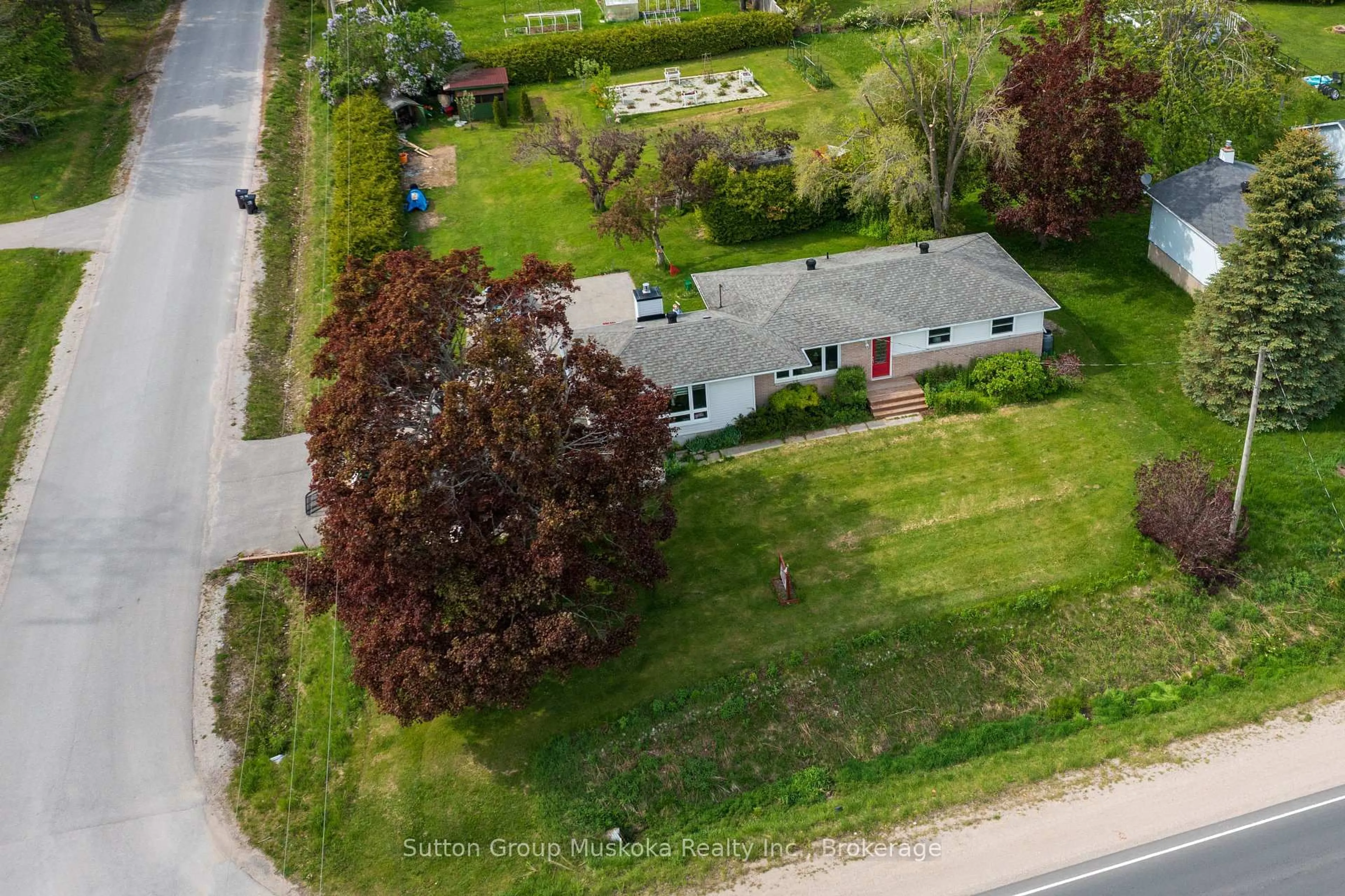 A pic from outside/outdoor area/front of a property/back of a property/a pic from drone, street for 3 Edith Dr, Oro-Medonte Ontario L3V 0R3