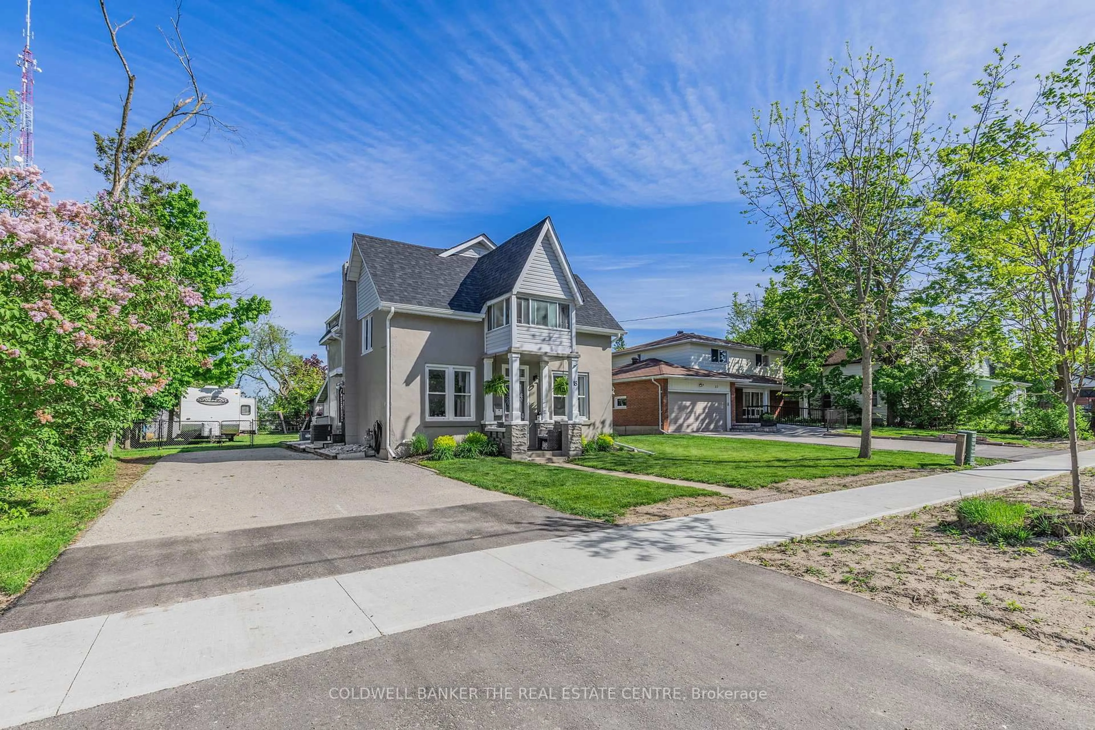 A pic from outside/outdoor area/front of a property/back of a property/a pic from drone, street for 18 Eugenia St, Barrie Ontario L4M 1P5