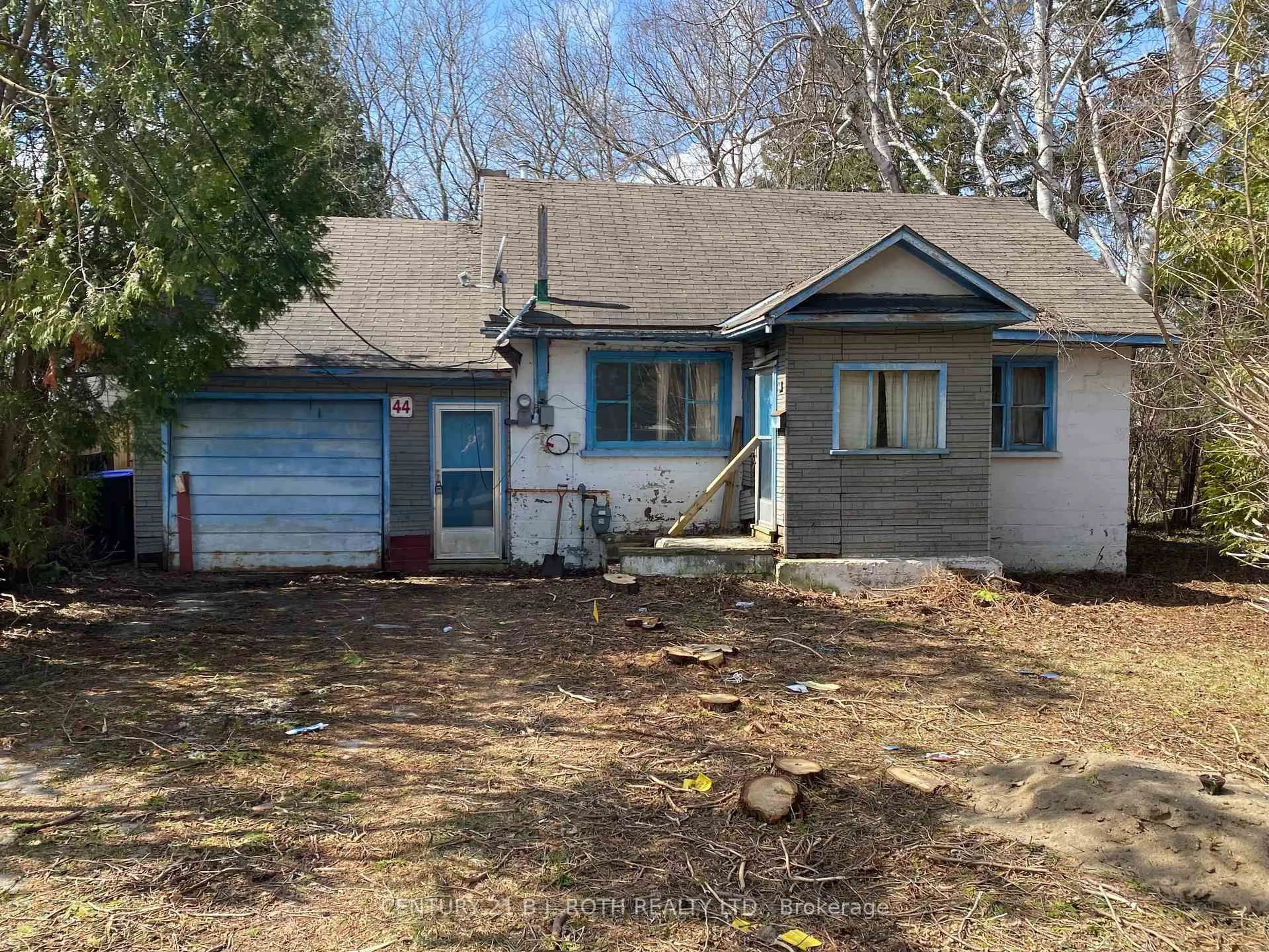 Home with vinyl exterior material, street for 44 Hickory St, Collingwood Ontario L9Y 3E6