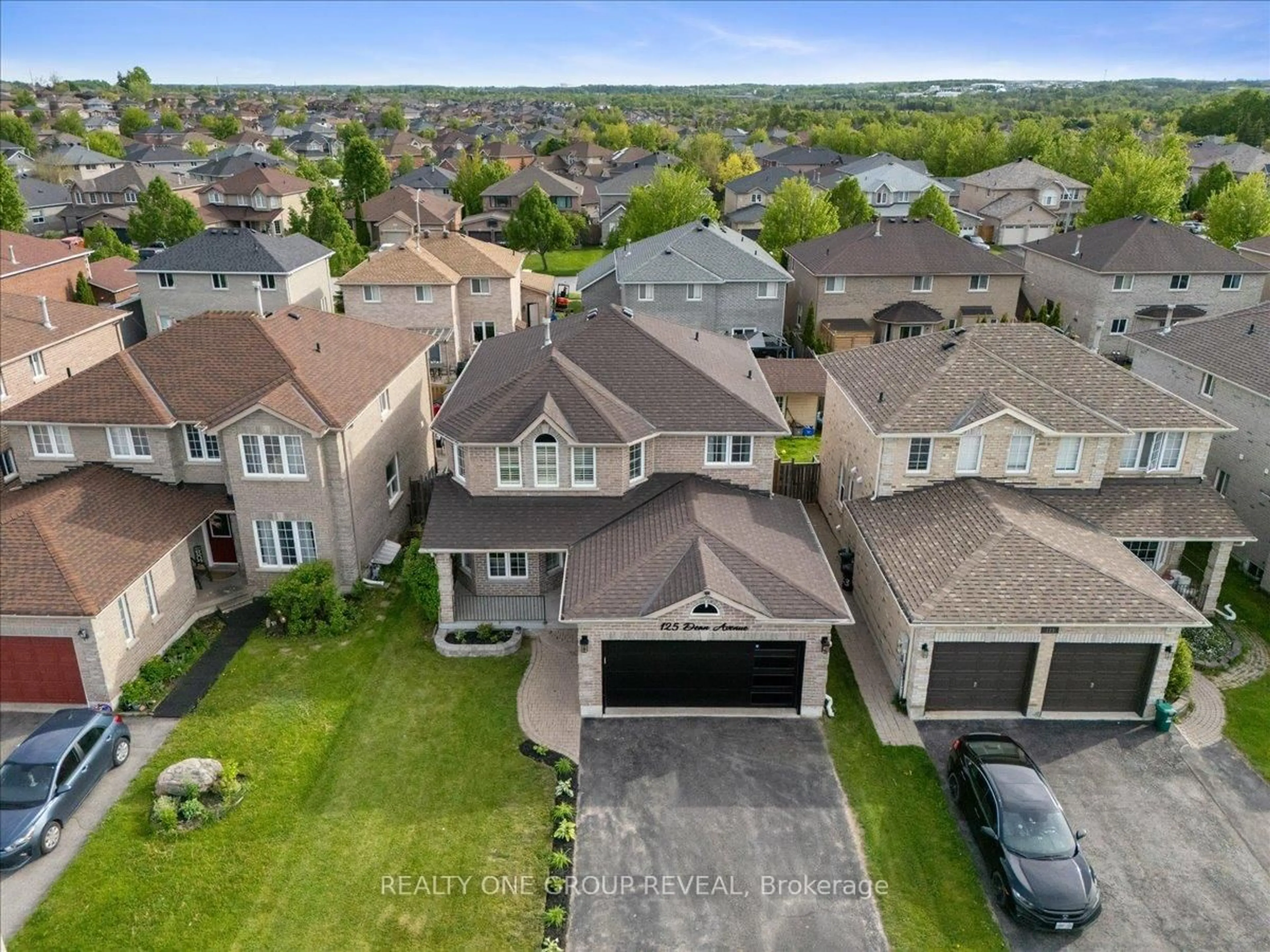 A pic from outside/outdoor area/front of a property/back of a property/a pic from drone, street for 125 Dean Ave, Barrie Ontario L4N 0V4
