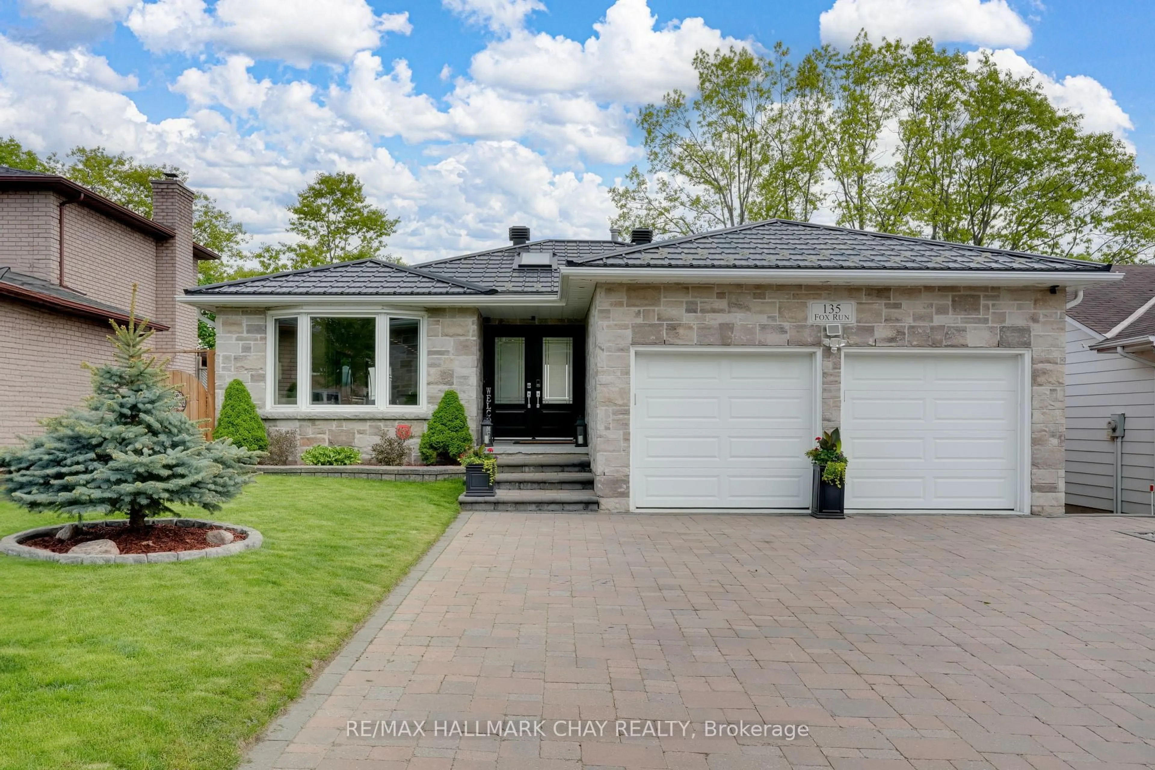 Home with brick exterior material, street for 135 Fox Ru, Barrie Ontario L4N 6C9