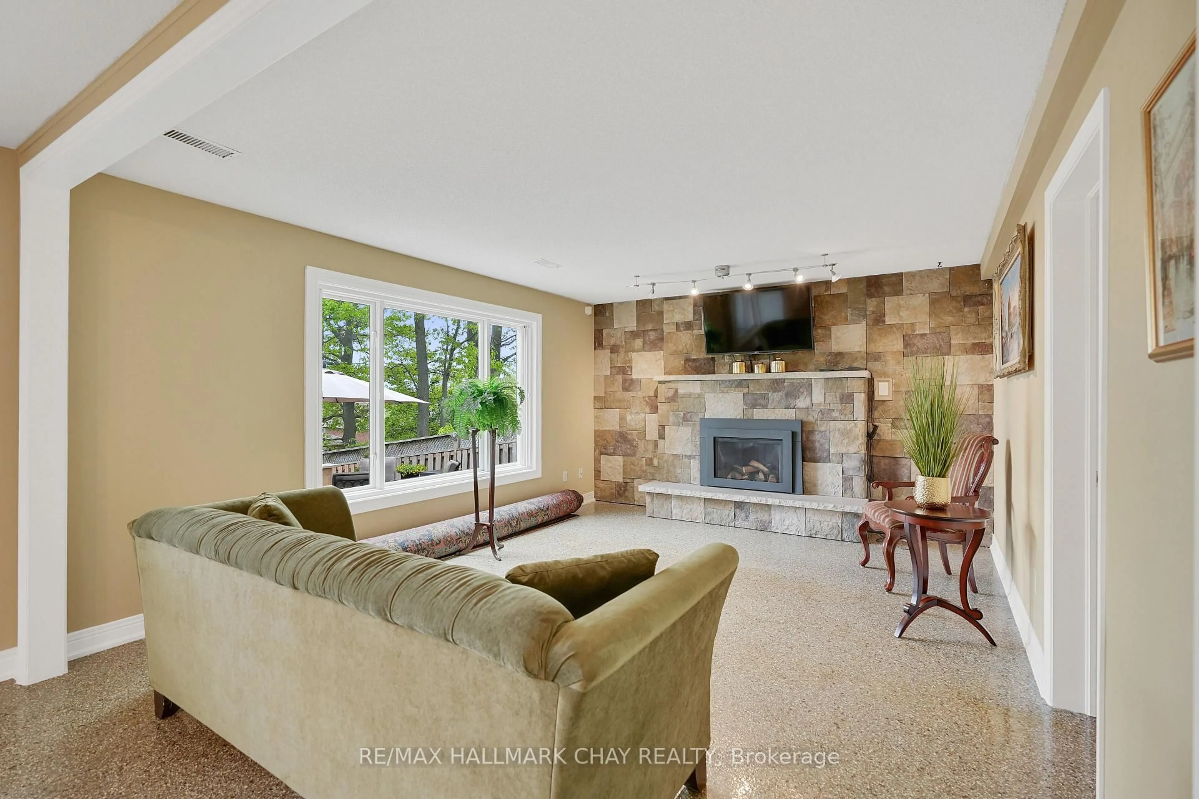 Living room with furniture, ceramic/tile floor for 135 Fox Ru, Barrie Ontario L4N 6C9