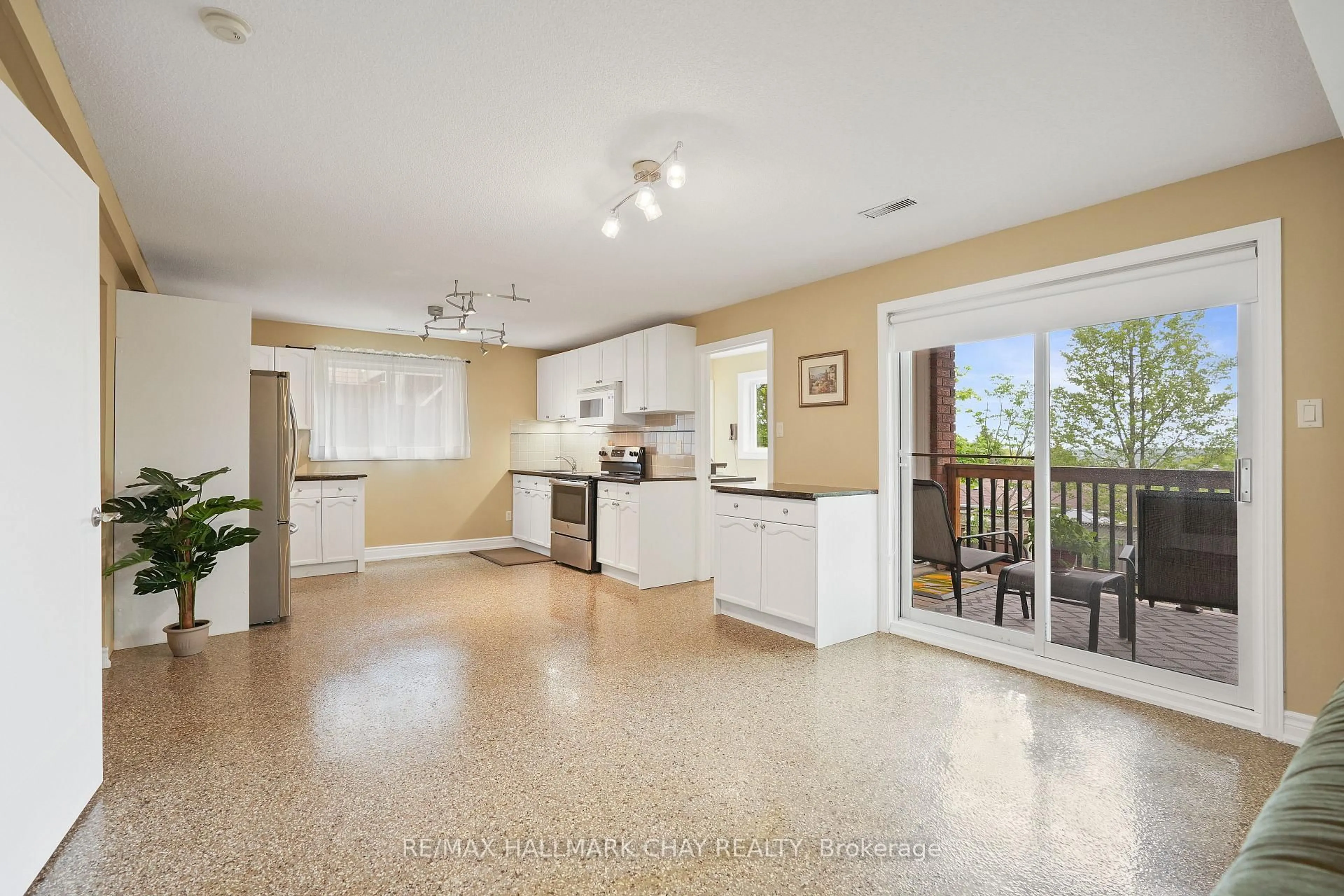 Open concept kitchen, ceramic/tile floor for 135 Fox Ru, Barrie Ontario L4N 6C9