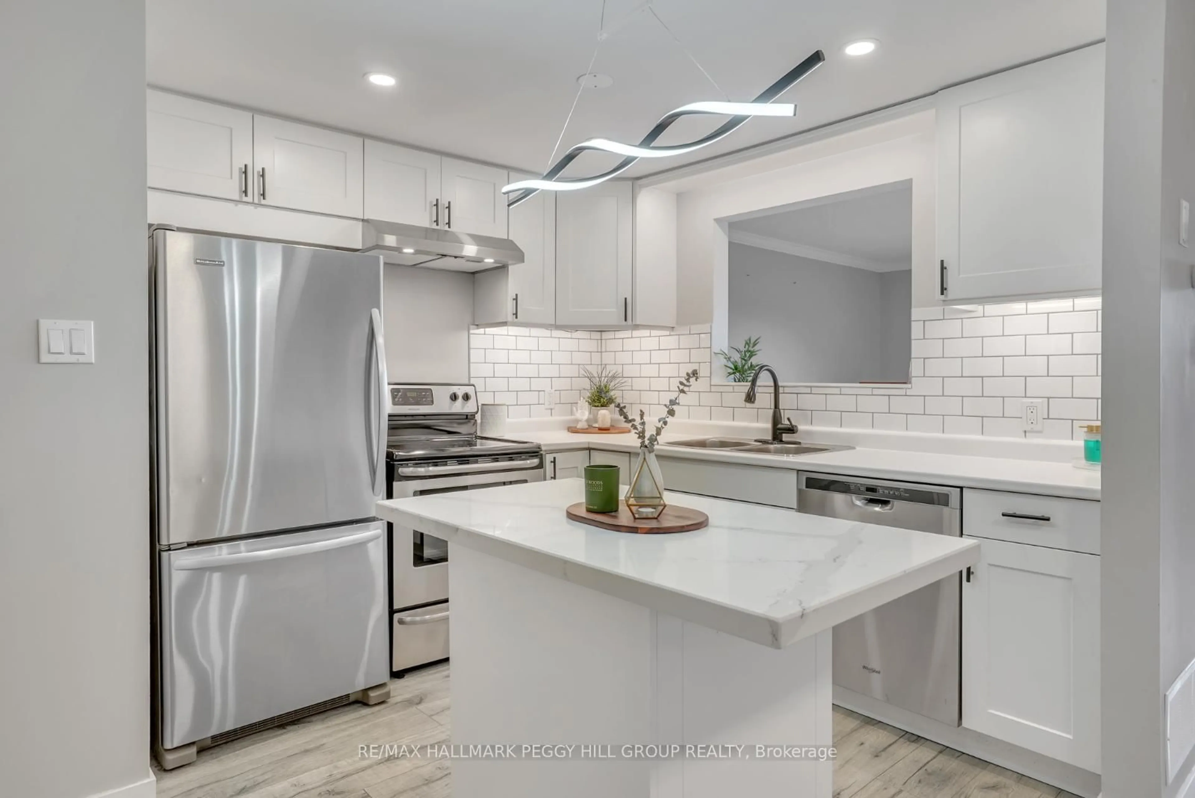 Contemporary kitchen, ceramic/tile floor for 75 High St, Collingwood Ontario L9Y 4V4