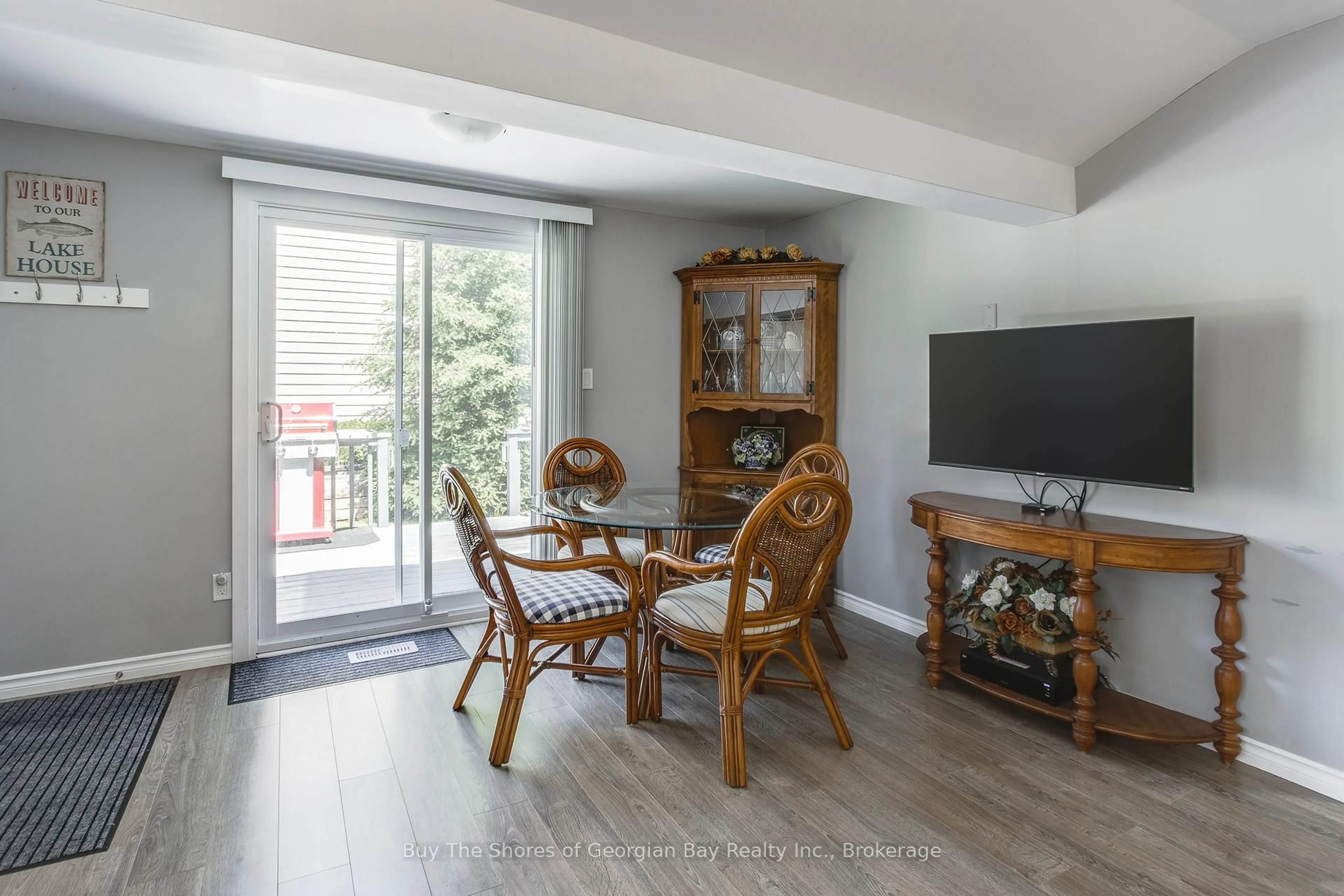 Living room with furniture, wood/laminate floor for 89 Andrew Dr, Tiny Ontario L9M 0B4
