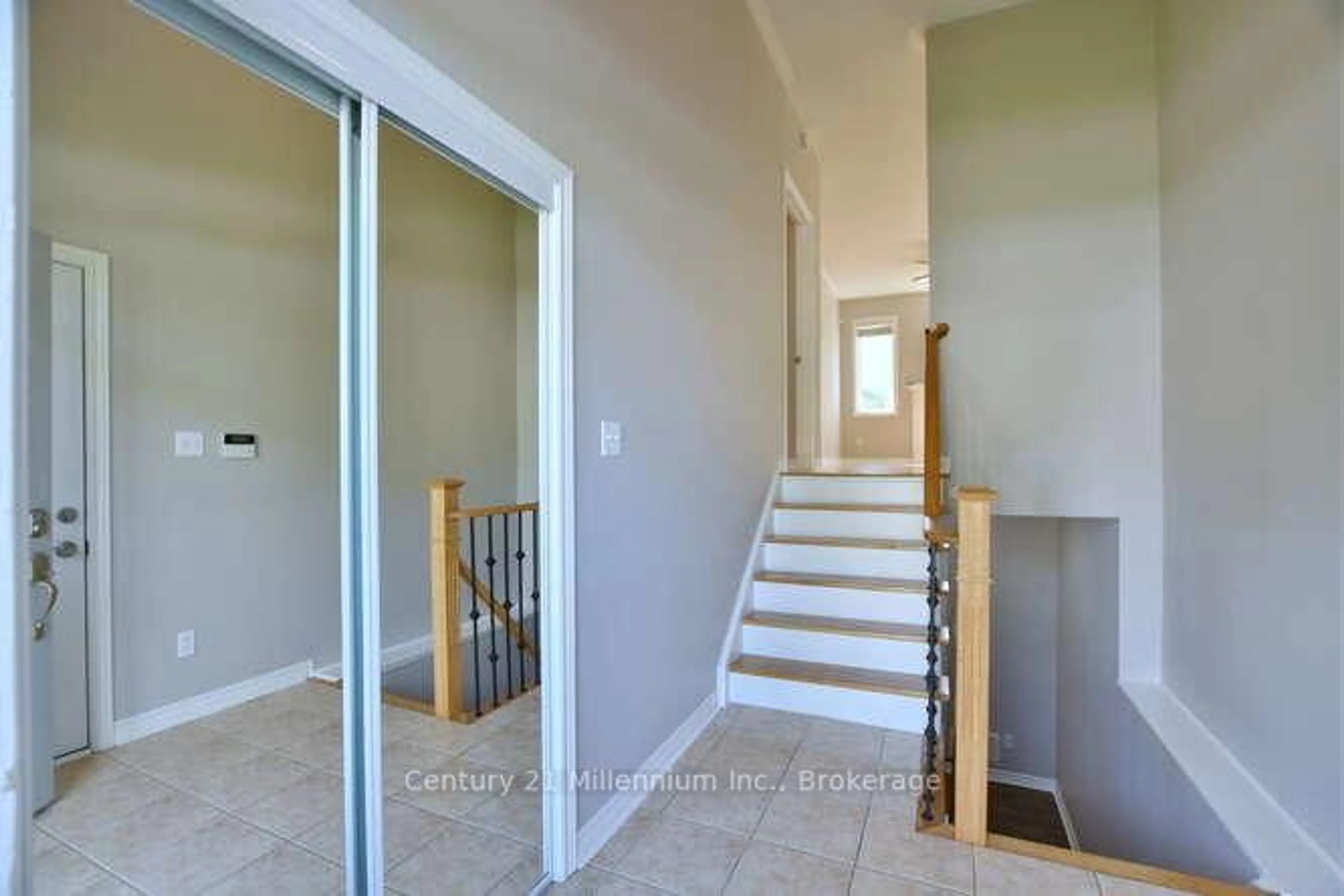 Indoor entryway for 68 Oriole Cres, Wasaga Beach Ontario L9Z 1A9