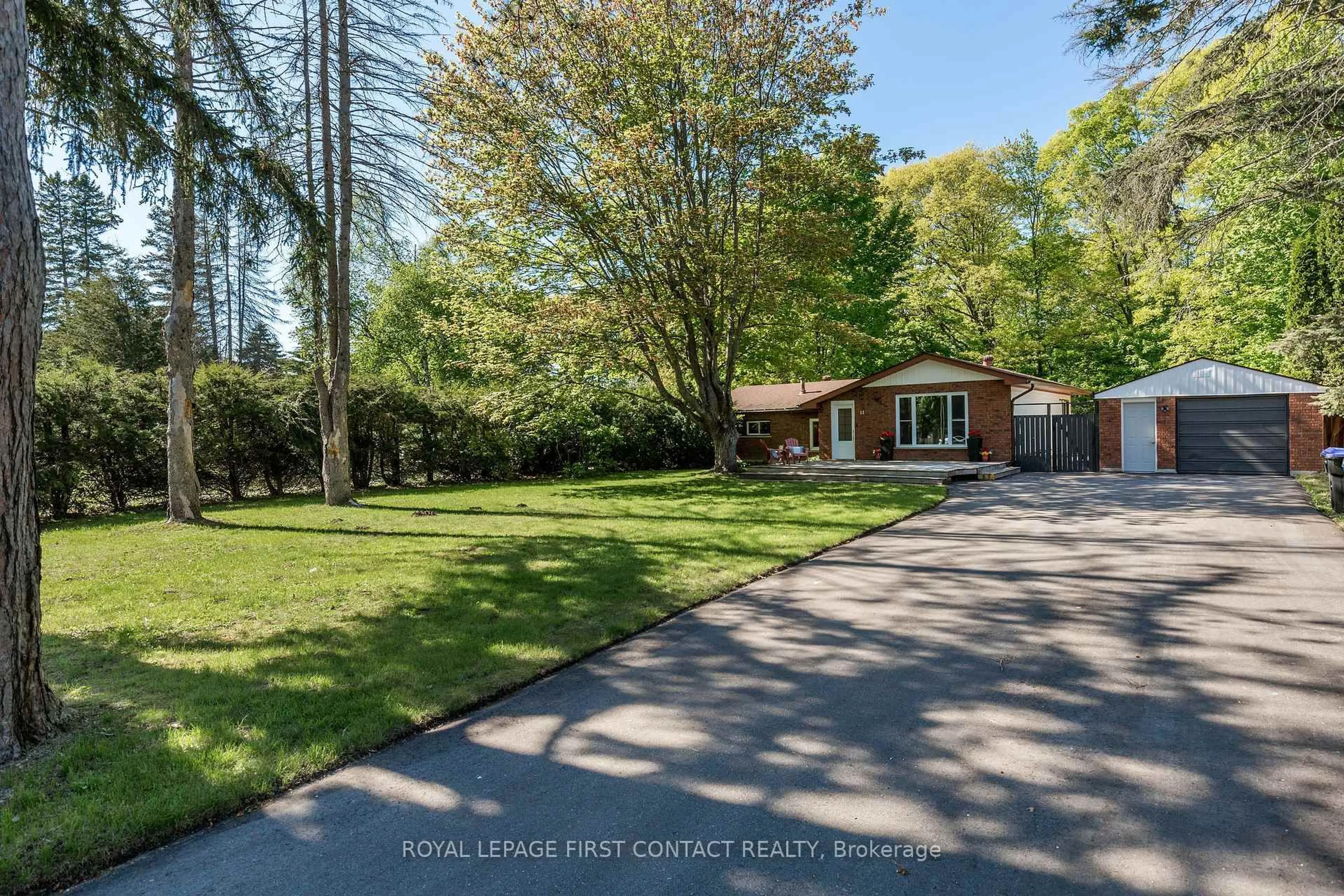 A pic from outside/outdoor area/front of a property/back of a property/a pic from drone, street for 11 Broad St, Penetanguishene Ontario L9M 1E9