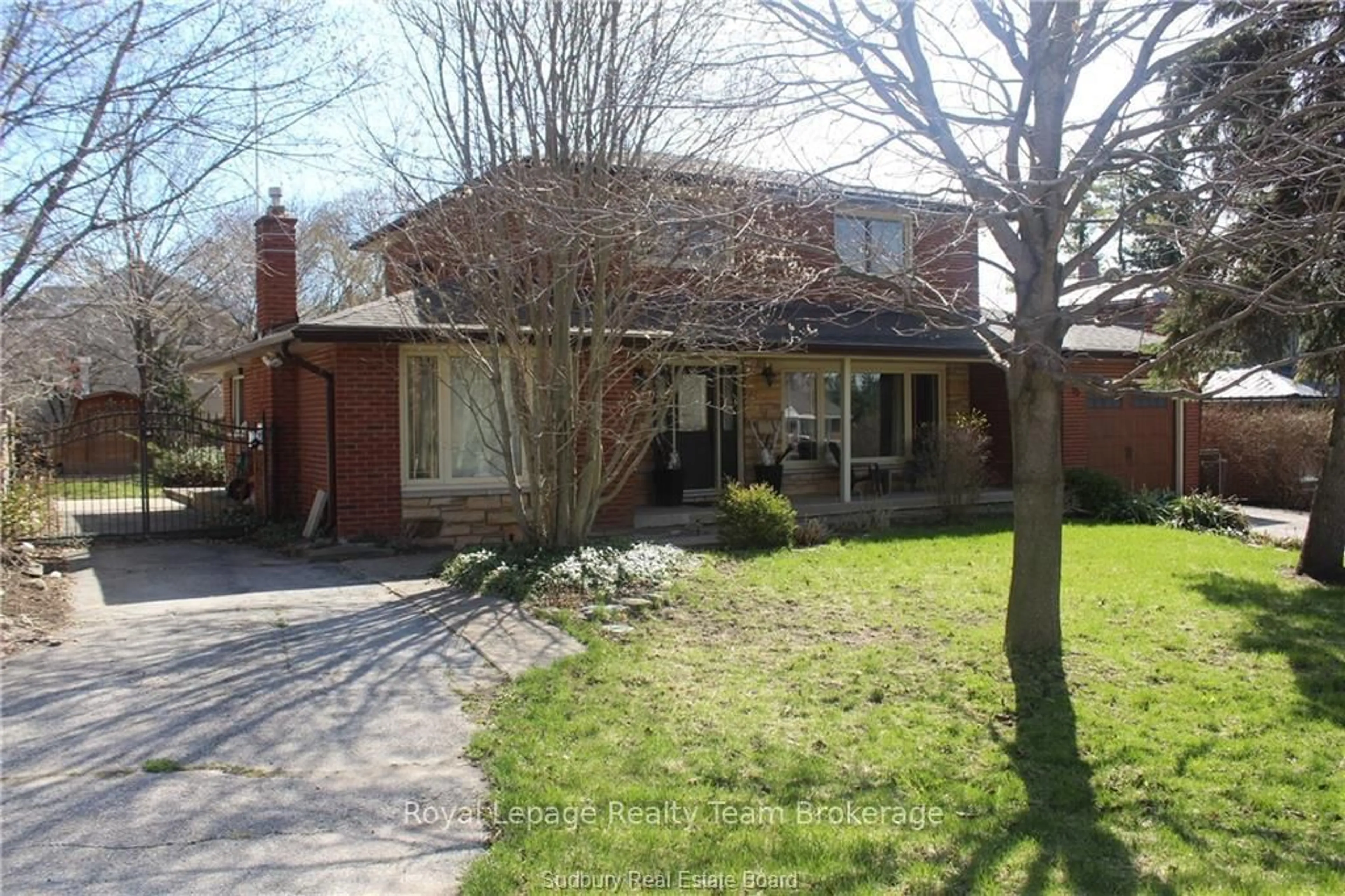 A pic from outside/outdoor area/front of a property/back of a property/a pic from drone, street for 15 Rodney St, Barrie Ontario L4M 4B5