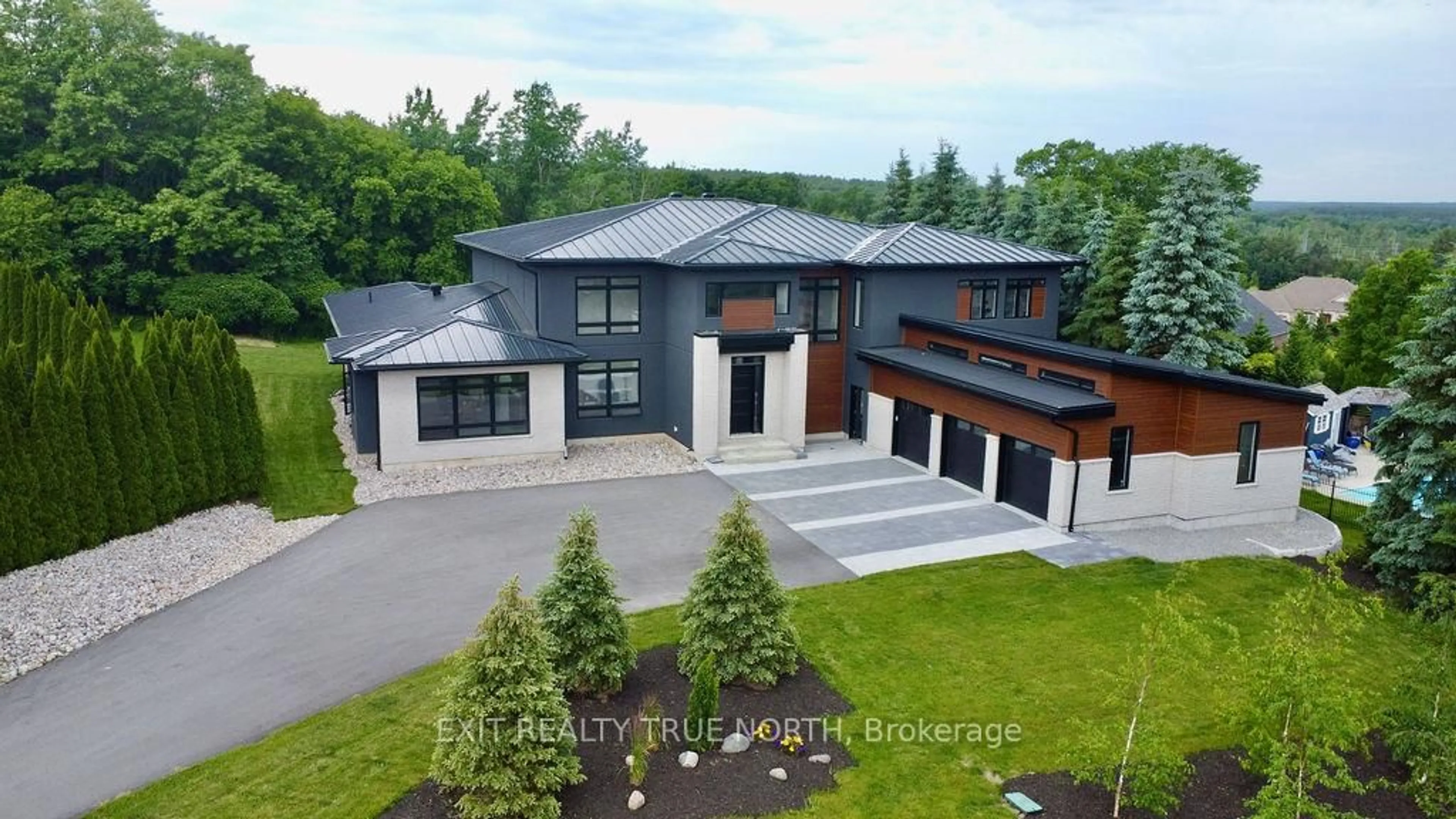 A pic from outside/outdoor area/front of a property/back of a property/a pic from drone, unknown for 57 Glenhuron Dr, Springwater Ontario L4M 6T4