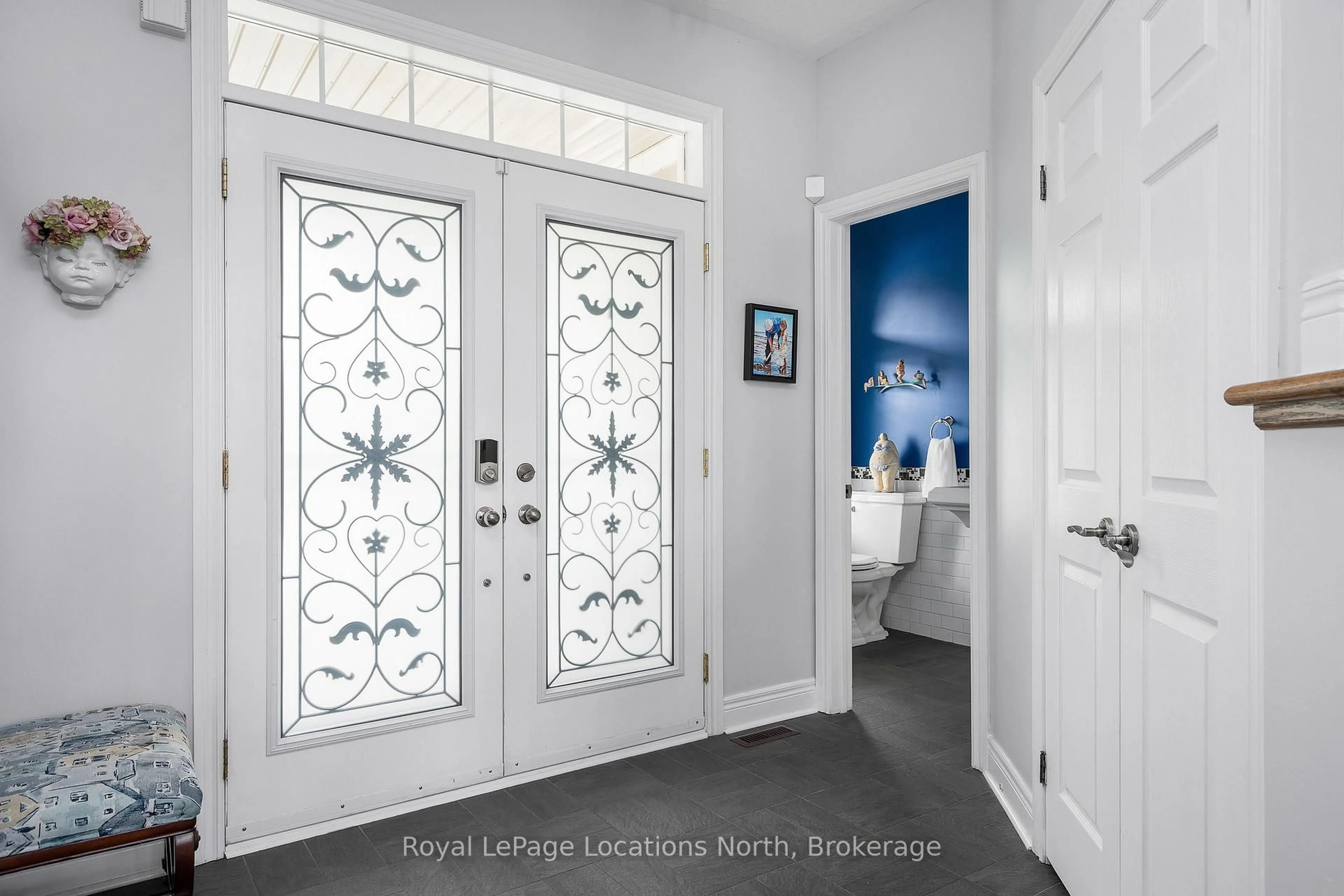 Indoor entryway for 18 Marine View Dr, Collingwood Ontario L7B 0P1