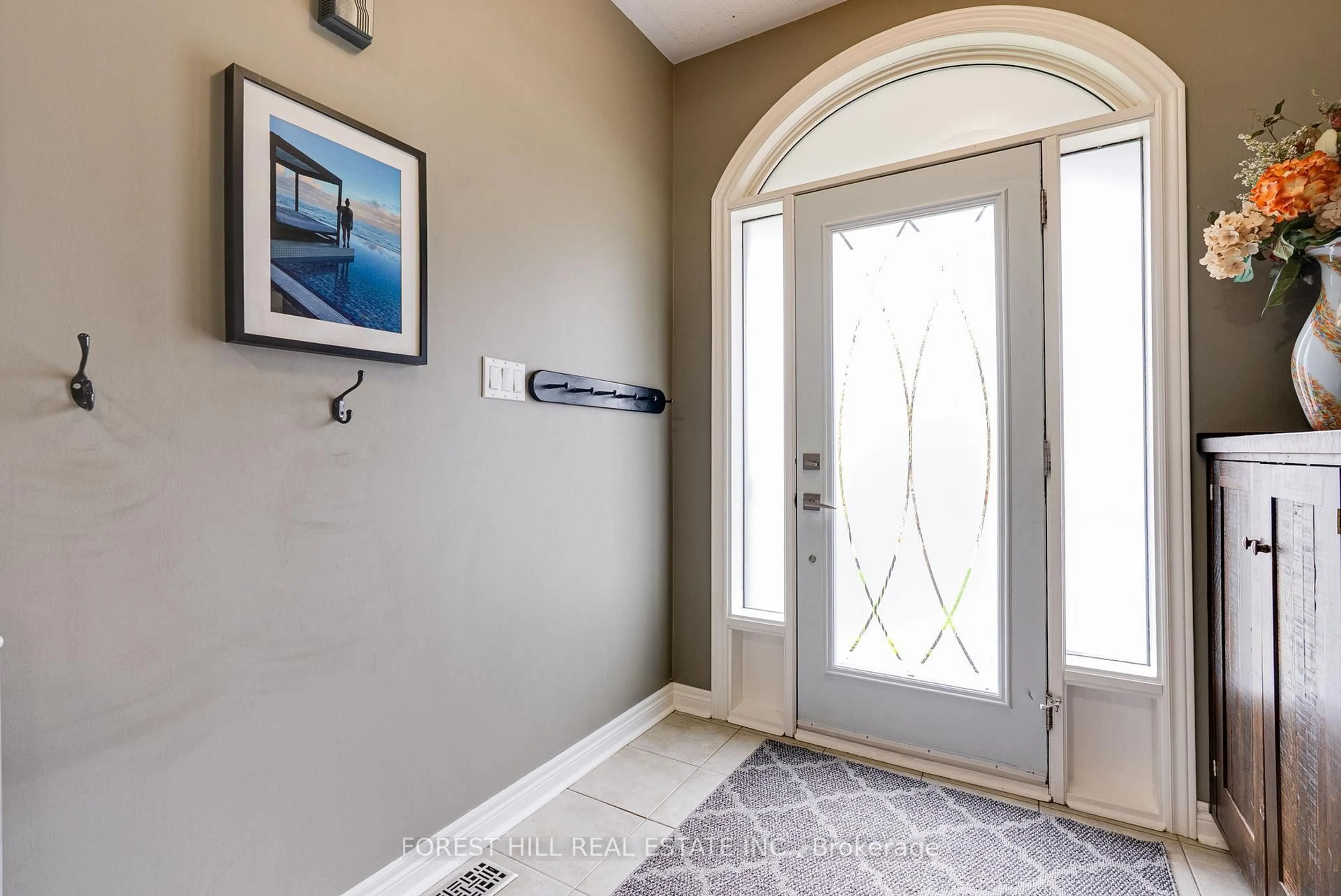 Indoor entryway for 44 Prince Of Wales Dr, Barrie Ontario L4N 0T1