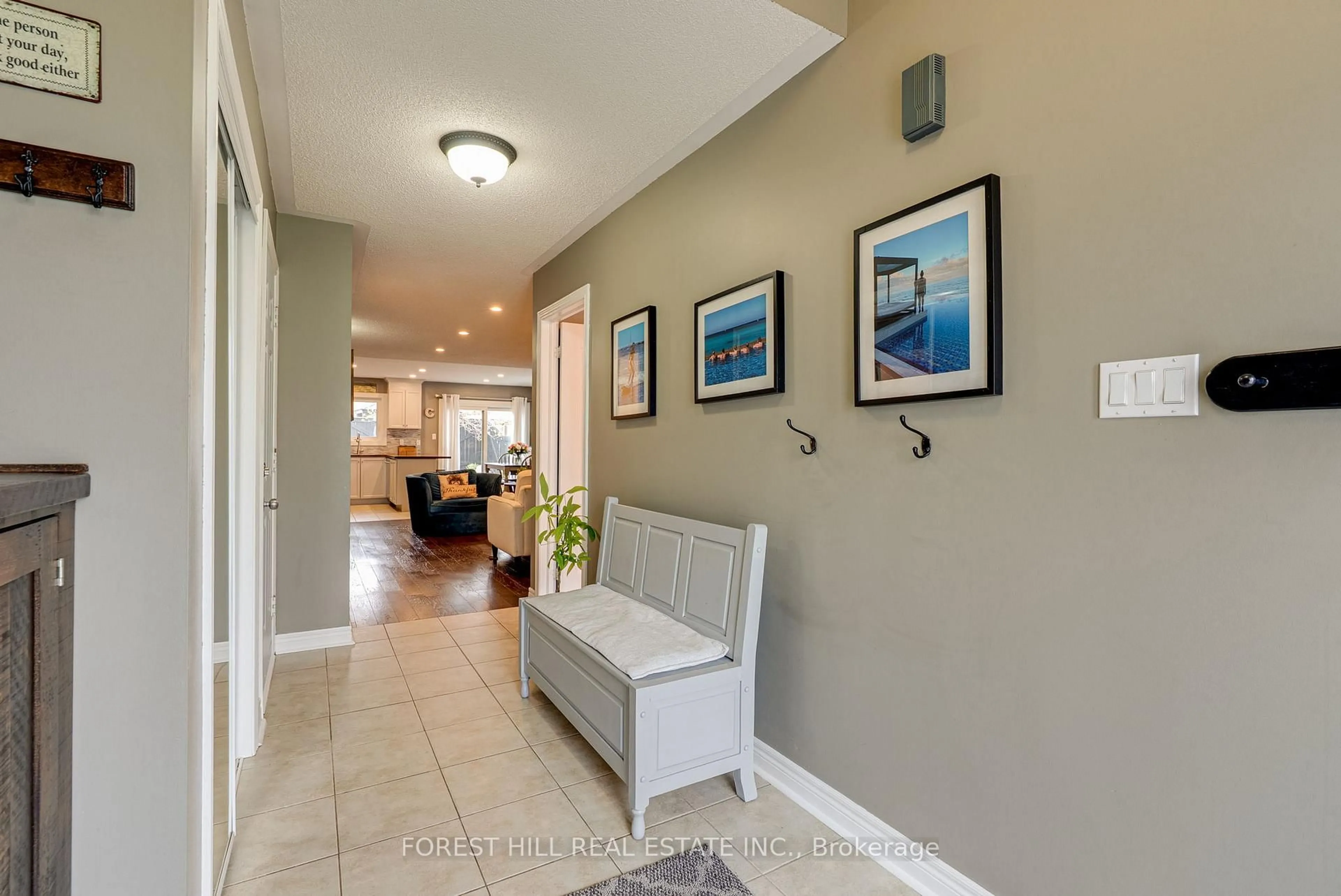 Indoor entryway for 44 Prince Of Wales Dr, Barrie Ontario L4N 0T1