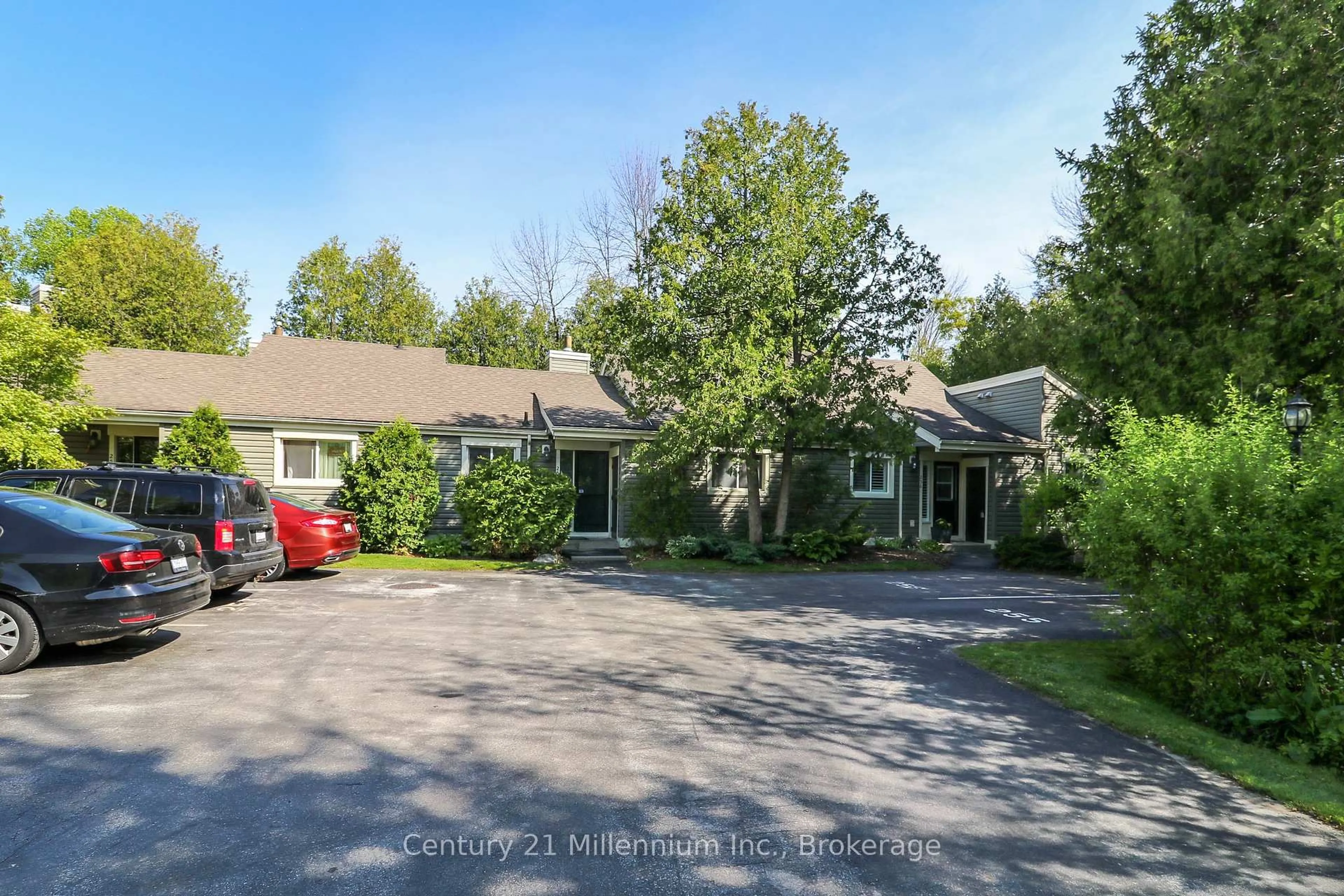 A pic from outside/outdoor area/front of a property/back of a property/a pic from drone, street for 13 Harbour St #256, Collingwood Ontario L9Y 5B4