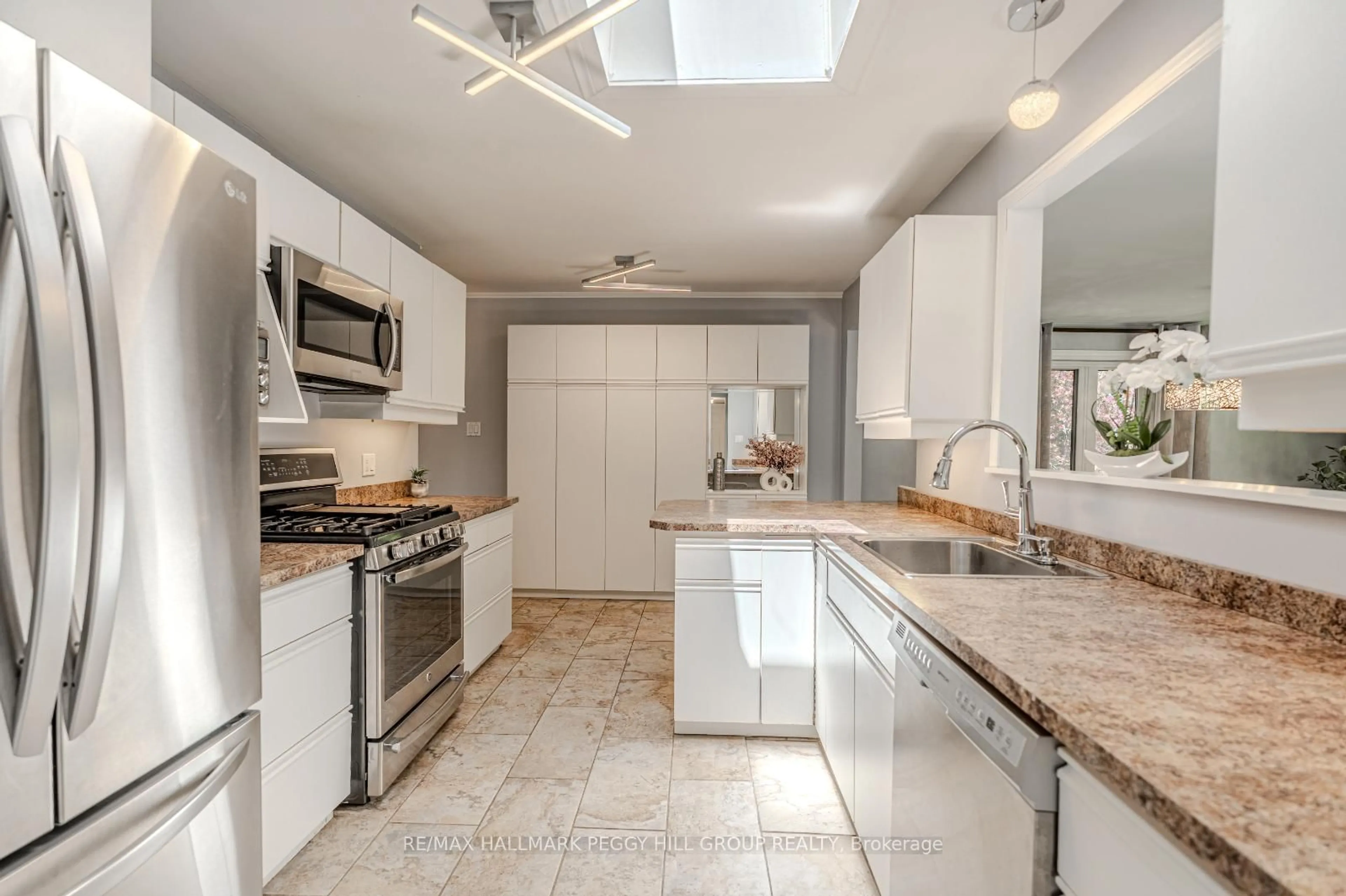 Open concept kitchen, ceramic/tile floor for 1105 St Vincent St, Springwater Ontario L9X 0M6