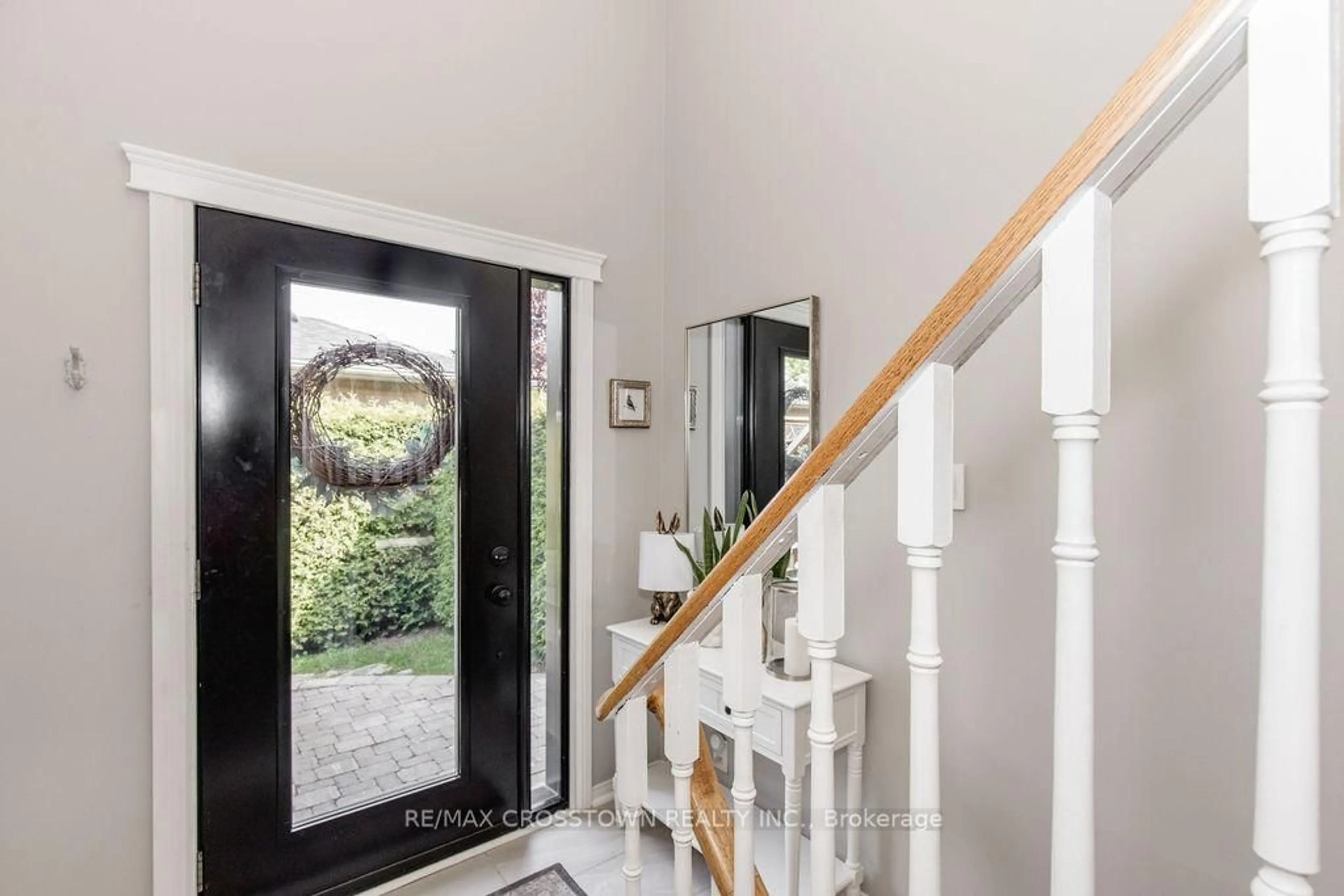 Indoor foyer for 305 Park St, Orillia Ontario L3V 7R6