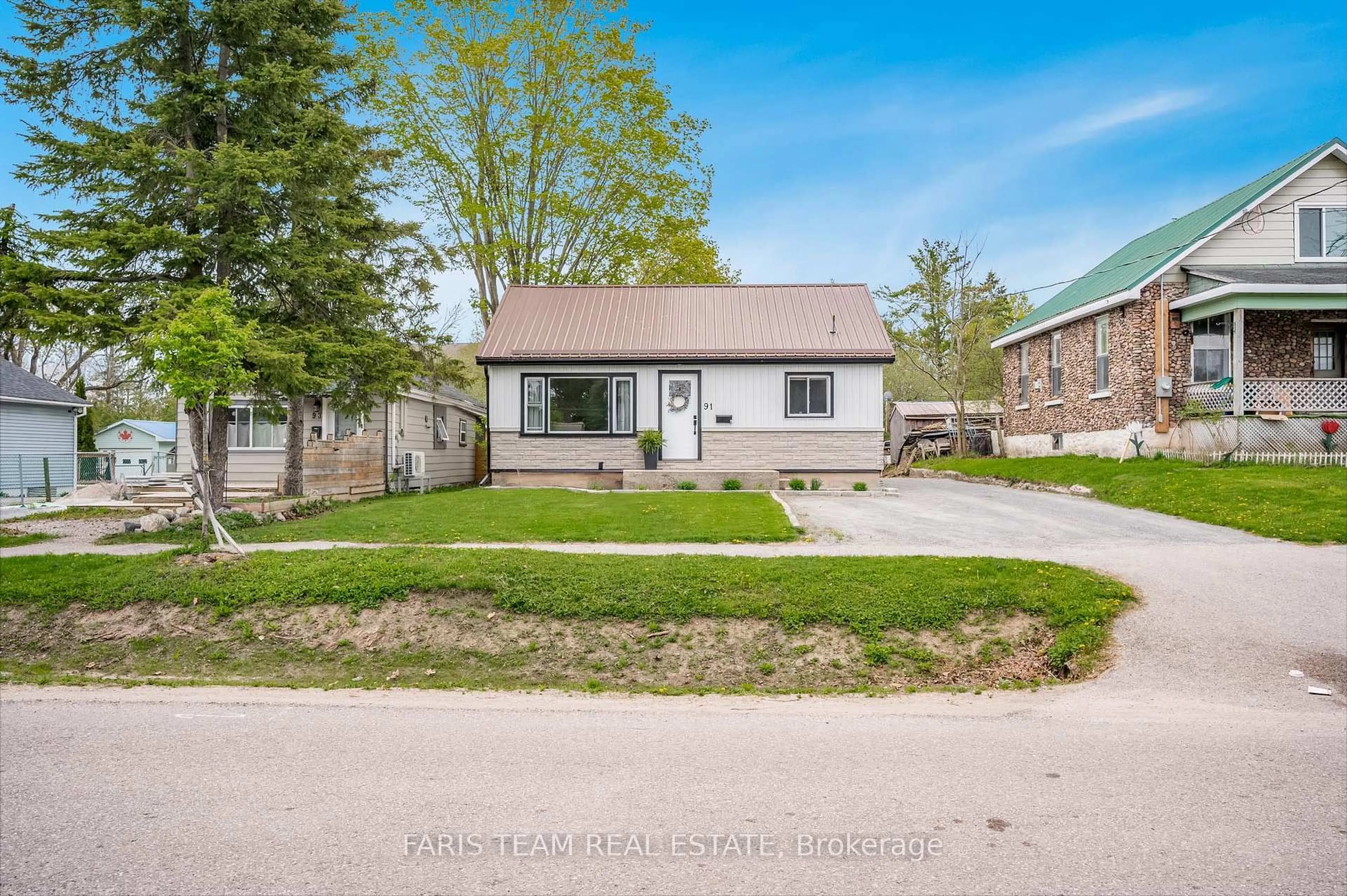 A pic from outside/outdoor area/front of a property/back of a property/a pic from drone, street for 91 Bond St, Orillia Ontario L3V 1J7