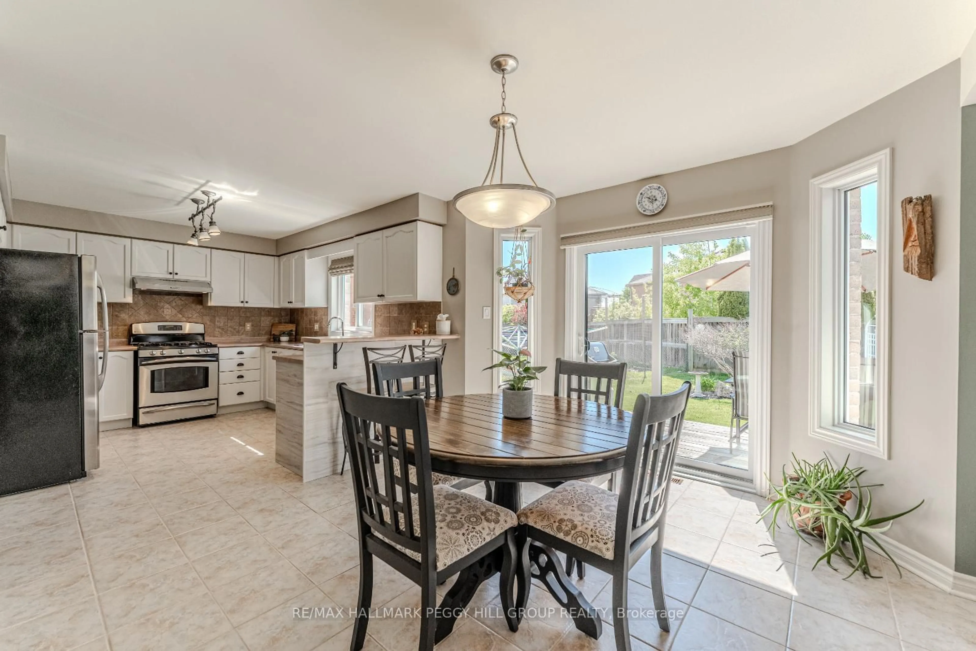 Open concept kitchen, ceramic/tile floor for 10 McAvoy Dr, Barrie Ontario L4N 0R1