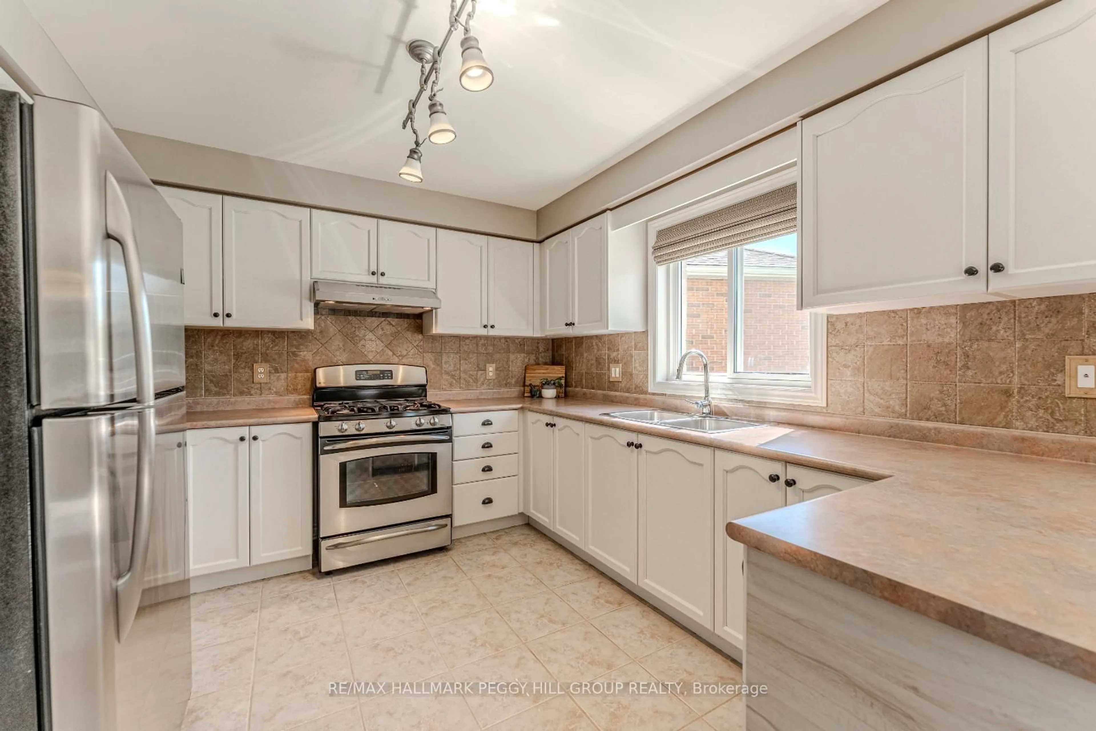 Standard kitchen, ceramic/tile floor for 10 McAvoy Dr, Barrie Ontario L4N 0R1