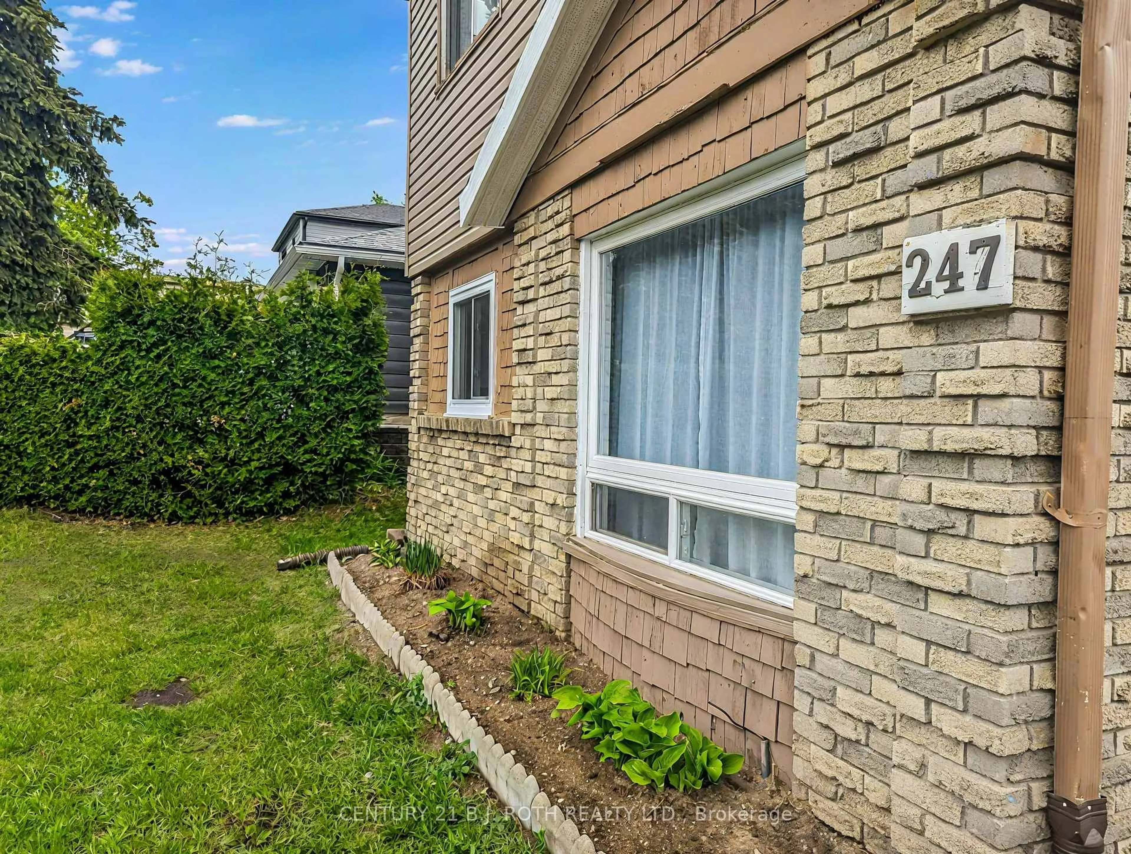 Home with brick exterior material, street for 247 Letitia St, Barrie Ontario L4N 4Y7