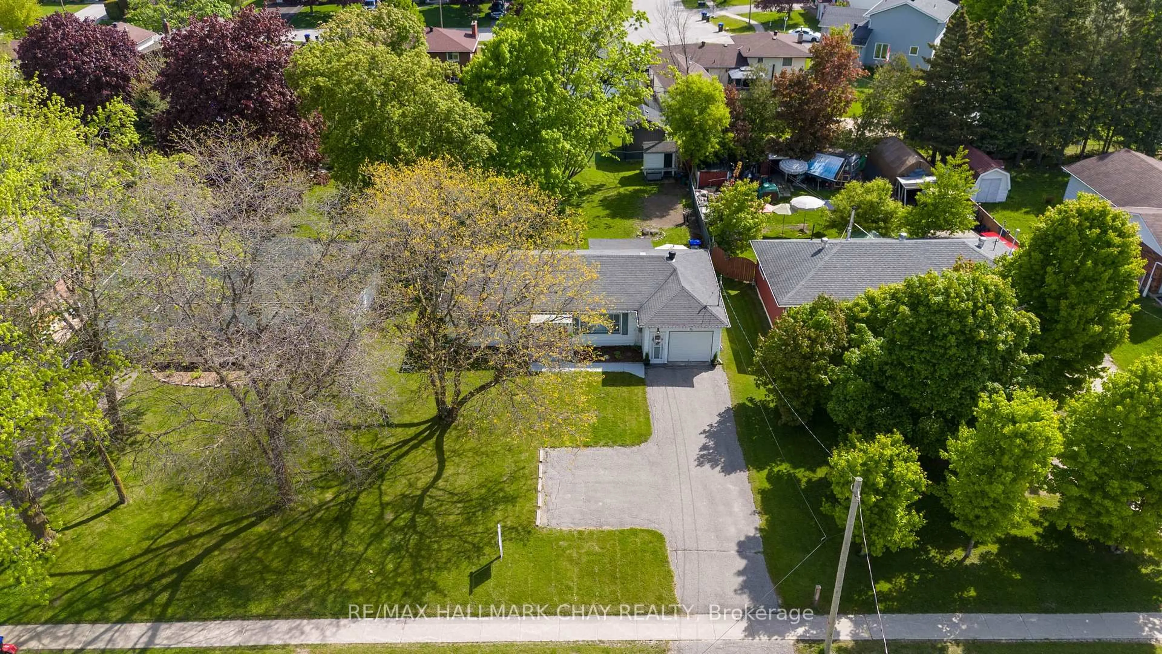 A pic from outside/outdoor area/front of a property/back of a property/a pic from drone, street for 33 Yonge St, Springwater Ontario L0L 1P0