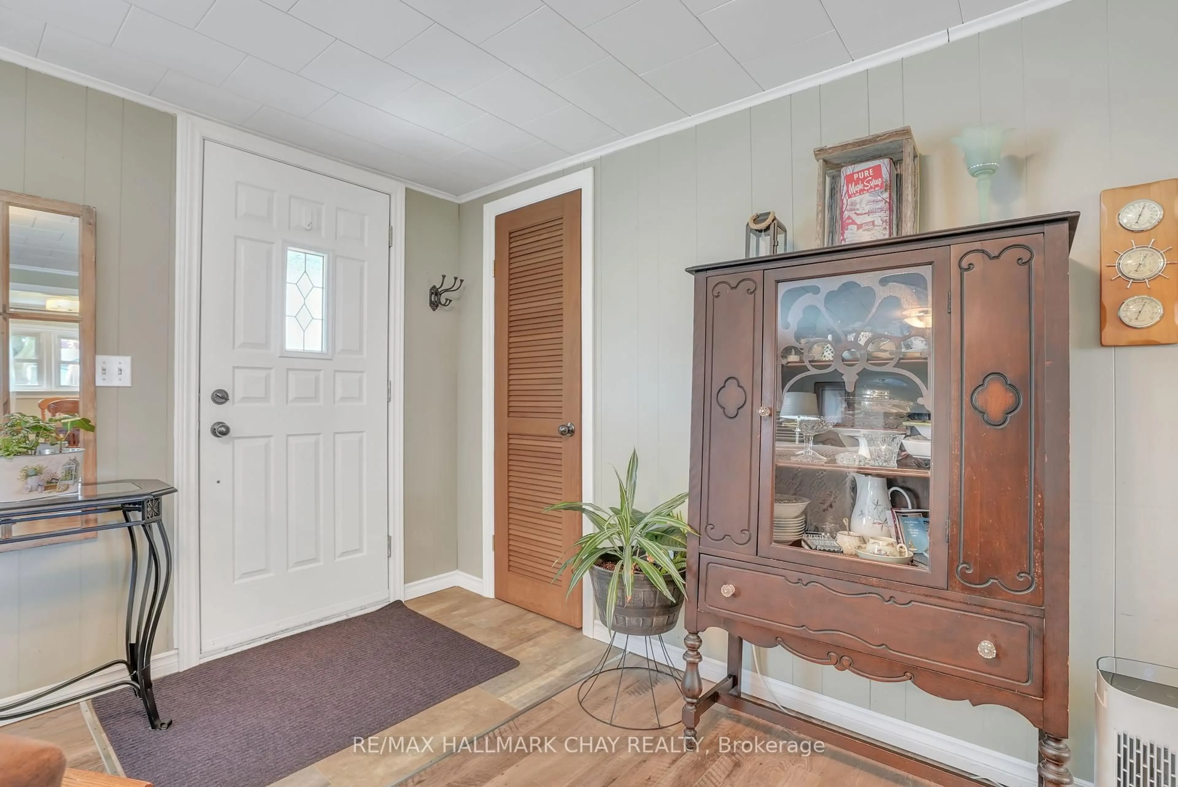 Indoor entryway for 33 Yonge St, Springwater Ontario L0L 1P0