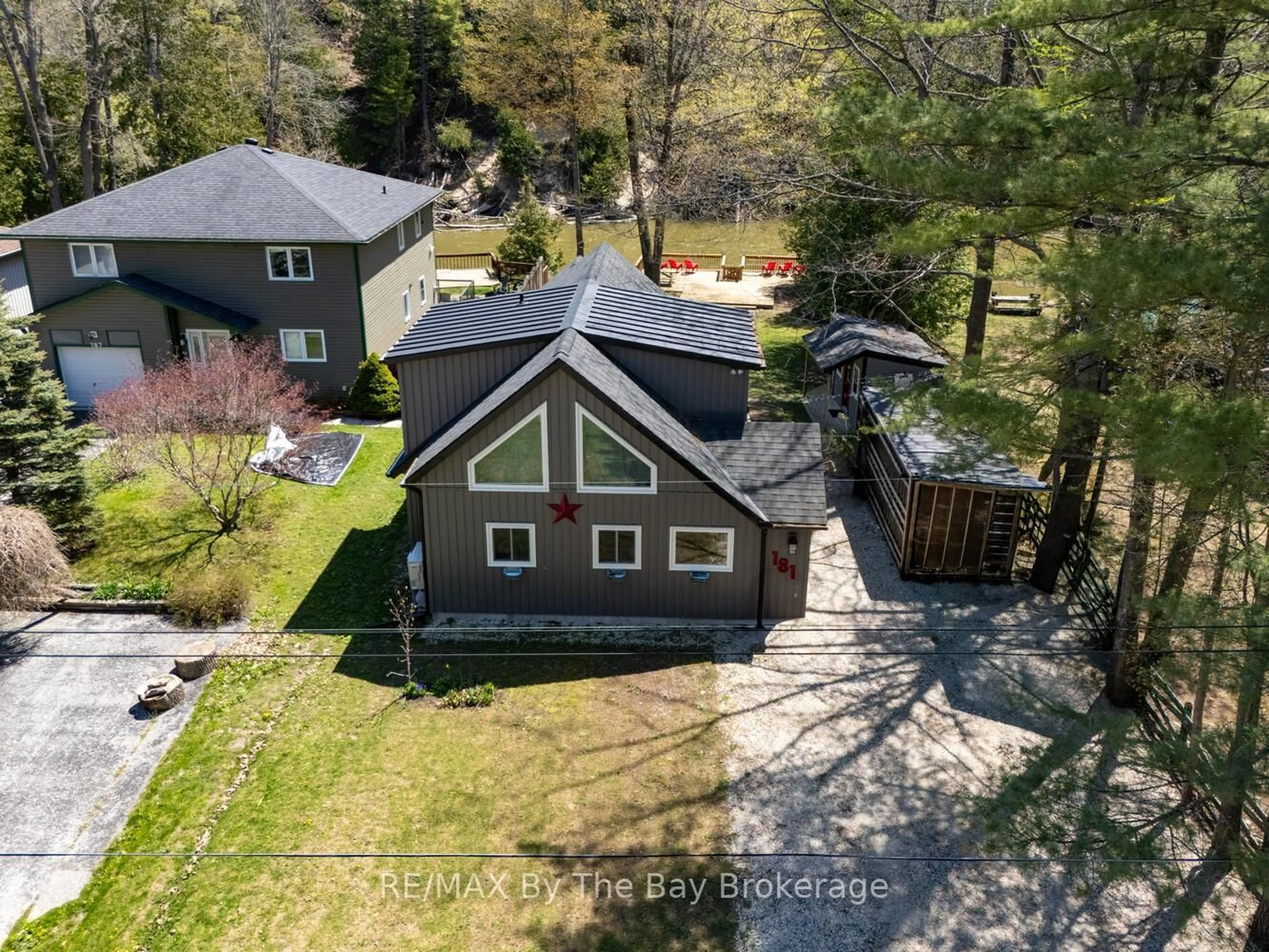 A pic from outside/outdoor area/front of a property/back of a property/a pic from drone, unknown for 181 KNOX Rd, Wasaga Beach Ontario L9Z 2T6