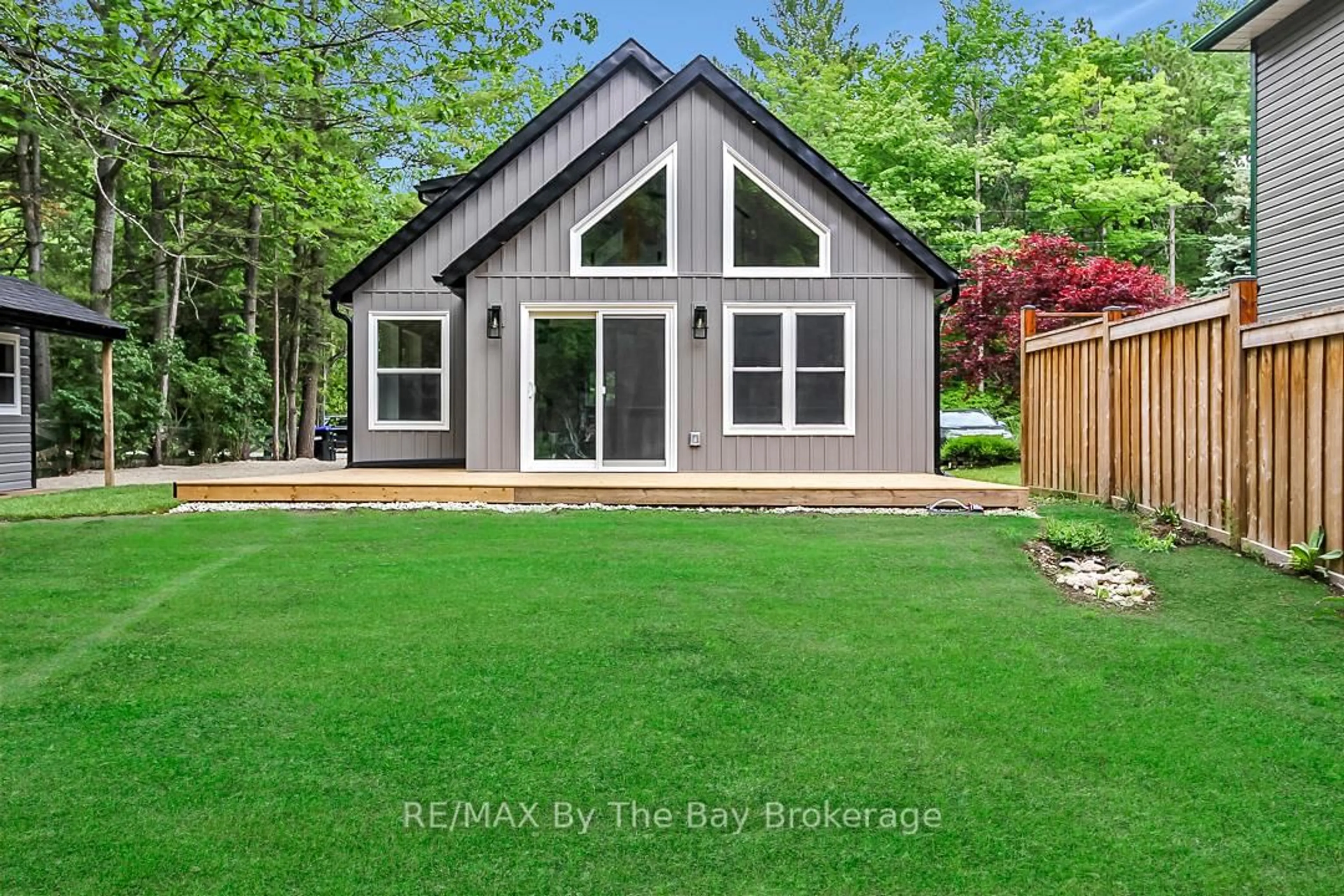 Home with vinyl exterior material, unknown for 181 KNOX Rd, Wasaga Beach Ontario L9Z 2T6