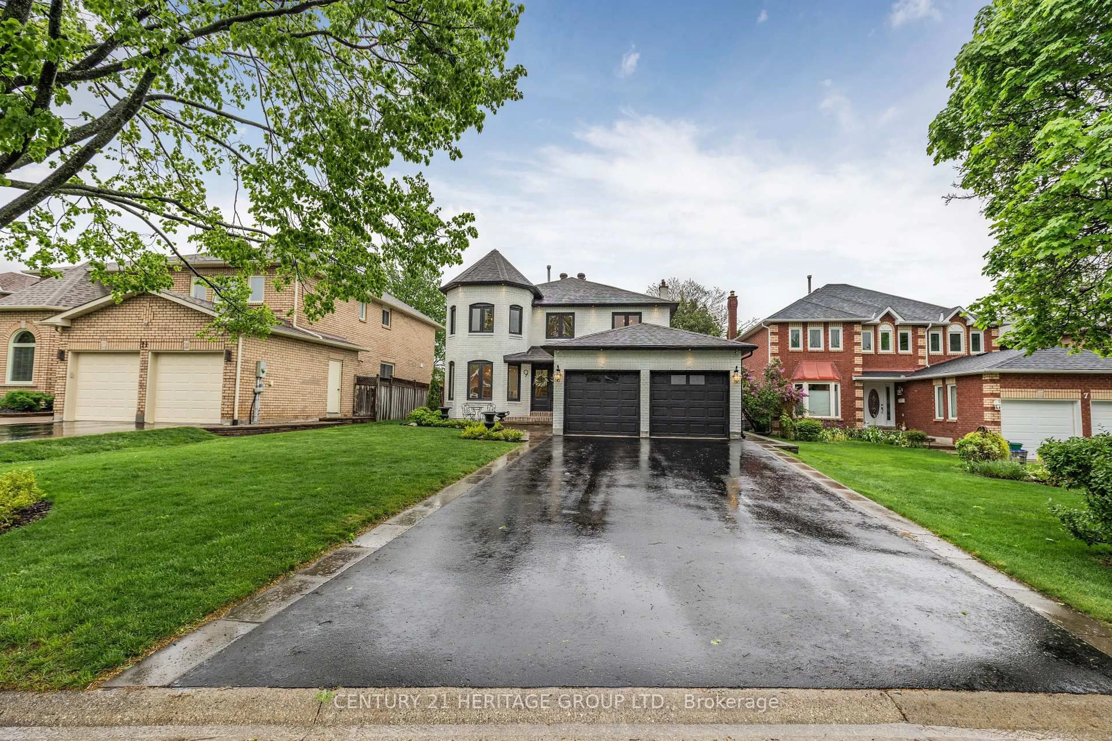 Home with brick exterior material, street for 9 Tomlin Crt, Barrie Ontario L4H 7H1
