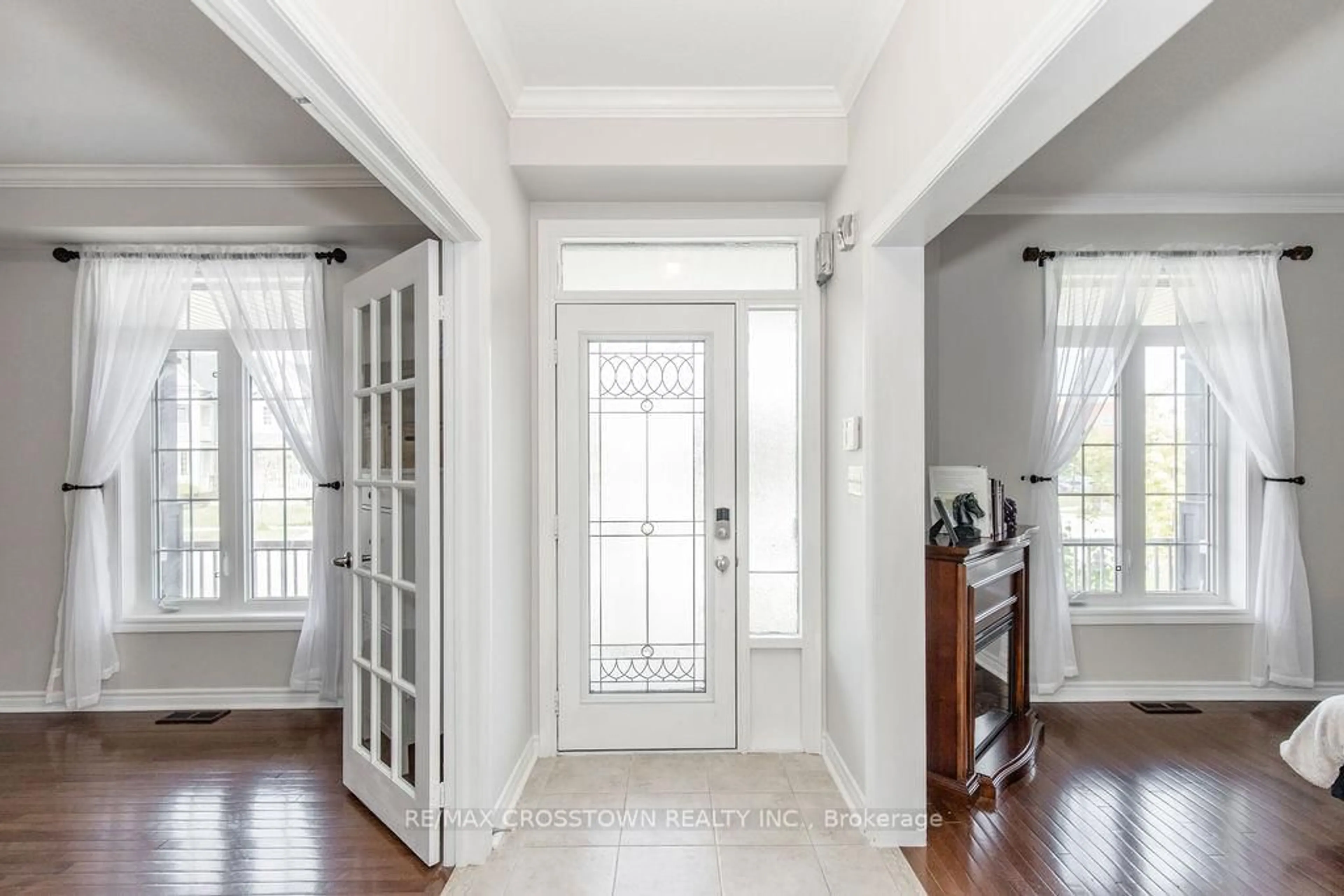 Indoor entryway for 61 The Queensway N/A, Barrie Ontario L4M 7J3