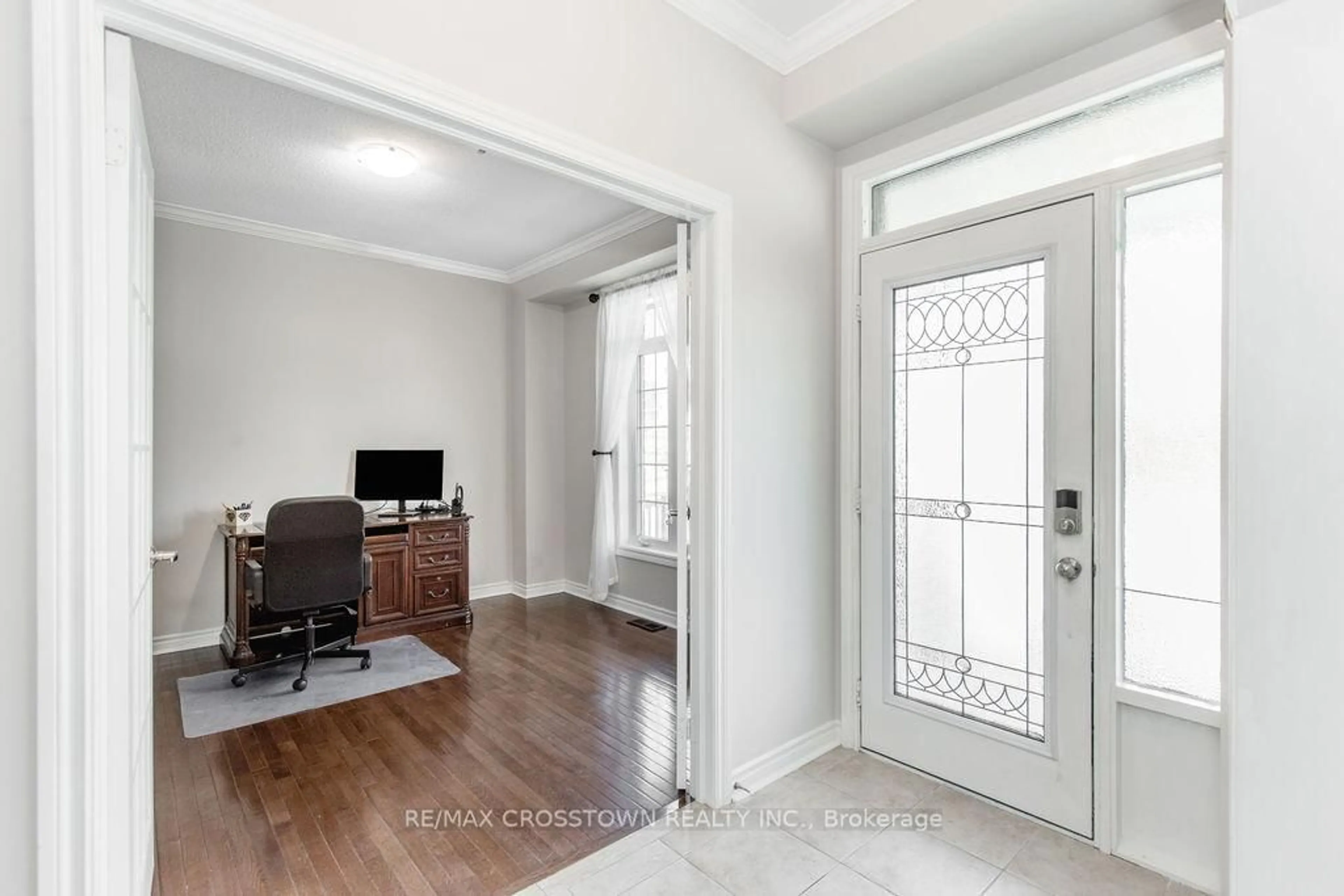 Indoor entryway for 61 The Queensway N/A, Barrie Ontario L4M 7J3