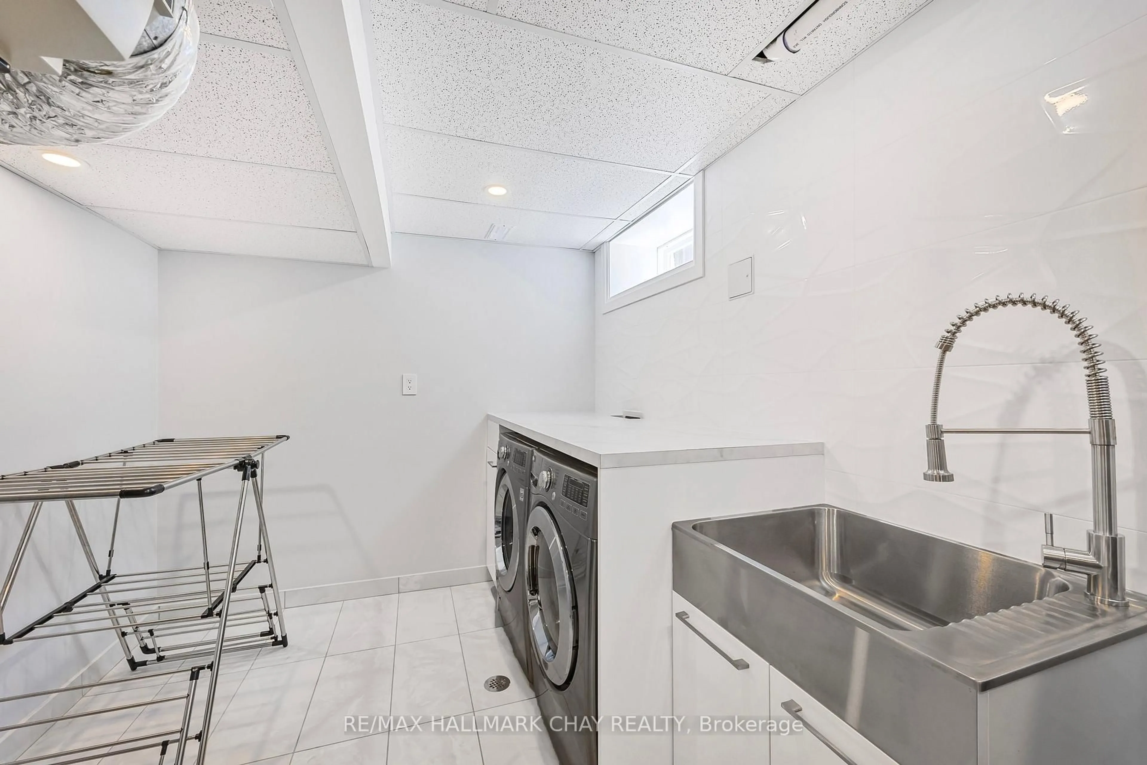 Laundry room for 51 Springhome Rd, Barrie Ontario L4N 2W6