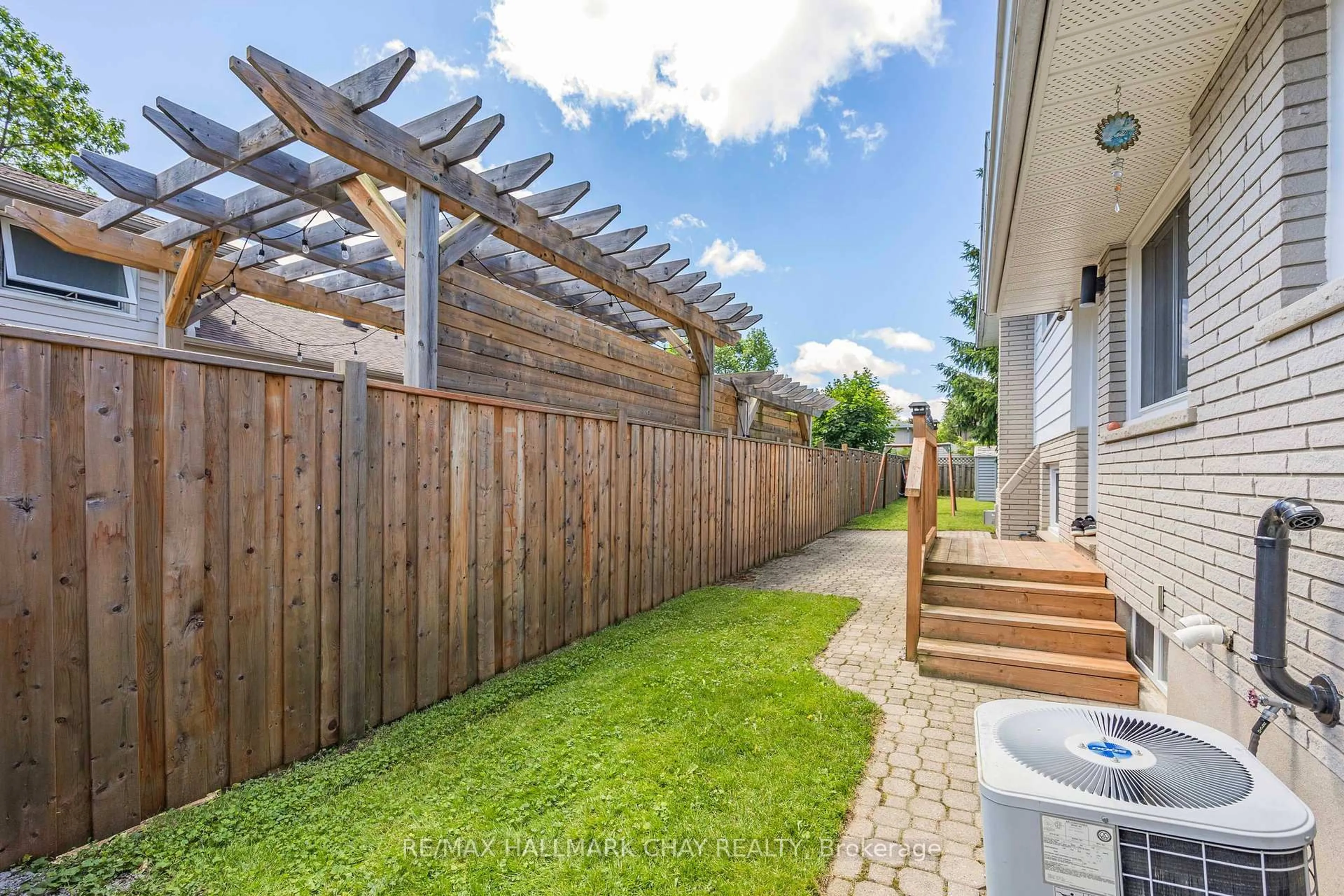 Patio, street for 51 Springhome Rd, Barrie Ontario L4N 2W6