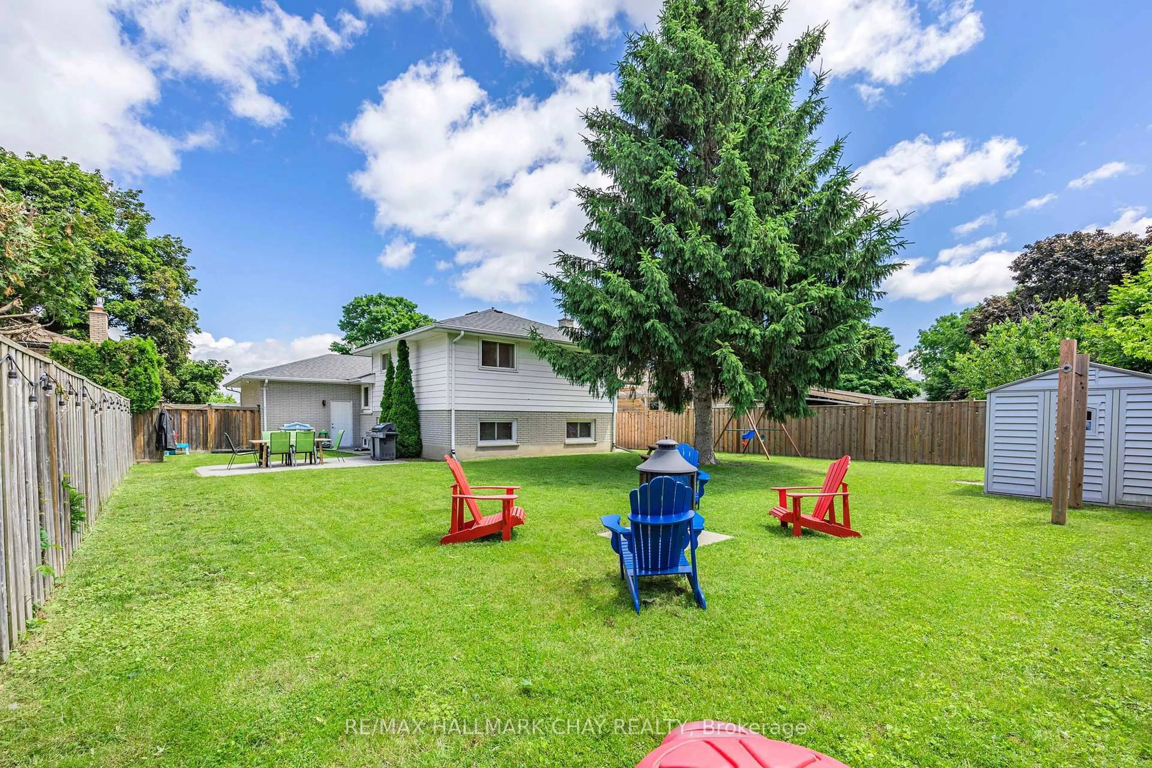 A pic from outside/outdoor area/front of a property/back of a property/a pic from drone, unknown for 51 Springhome Rd, Barrie Ontario L4N 2W6