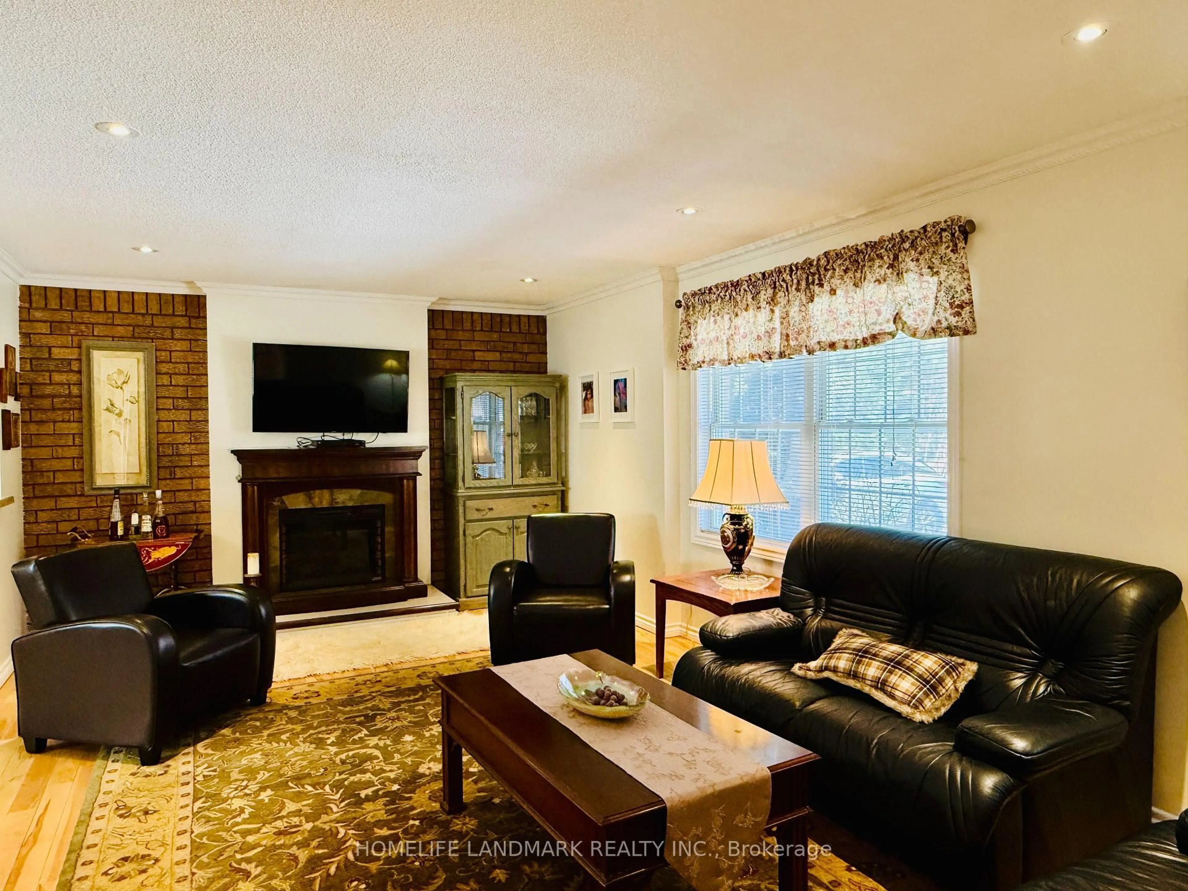 Living room with furniture, unknown for 140 Wolfe Tr, Tiny Ontario L9M 0H7