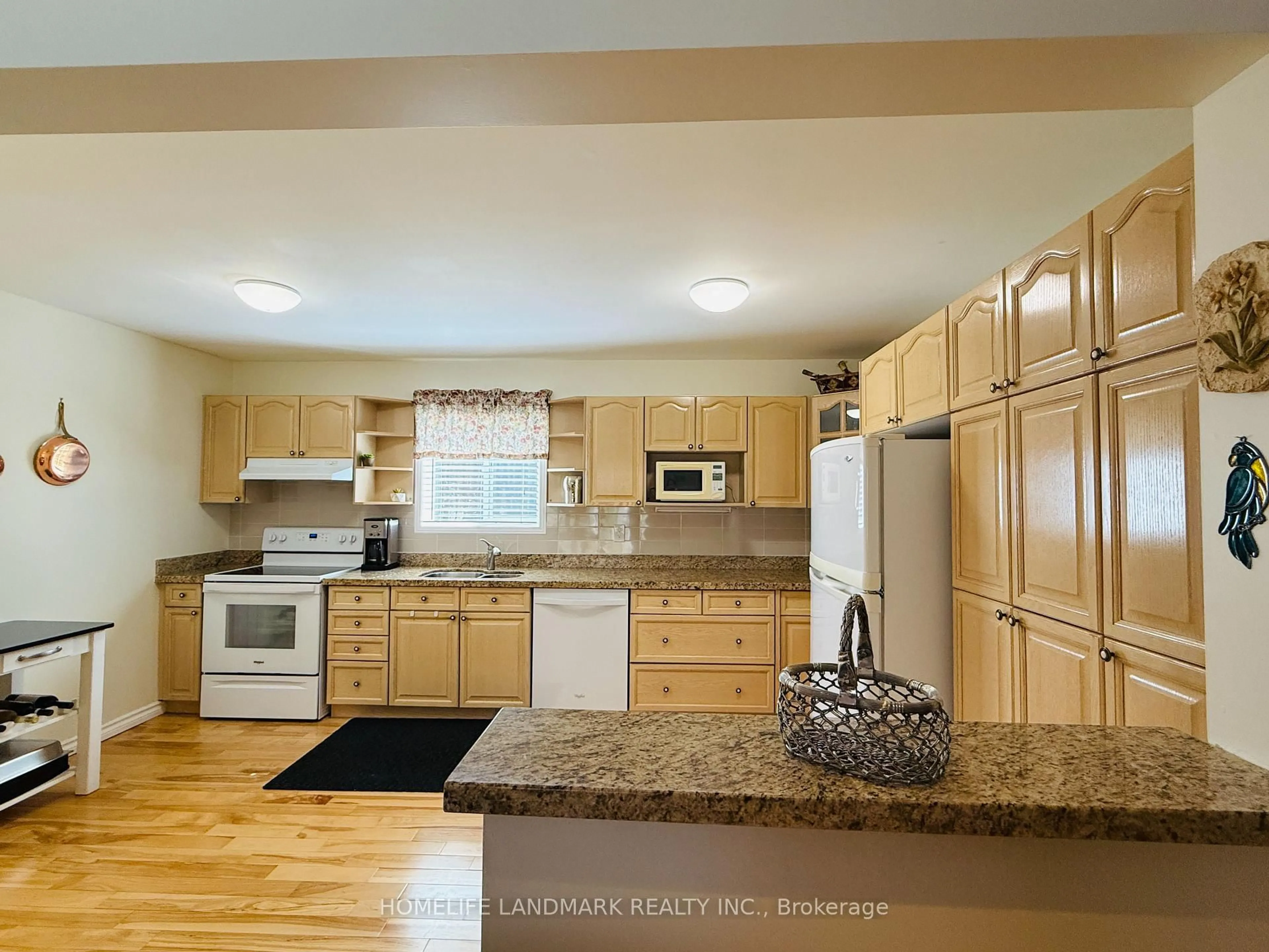 Open concept kitchen, unknown for 140 Wolfe Tr, Tiny Ontario L9M 0H7