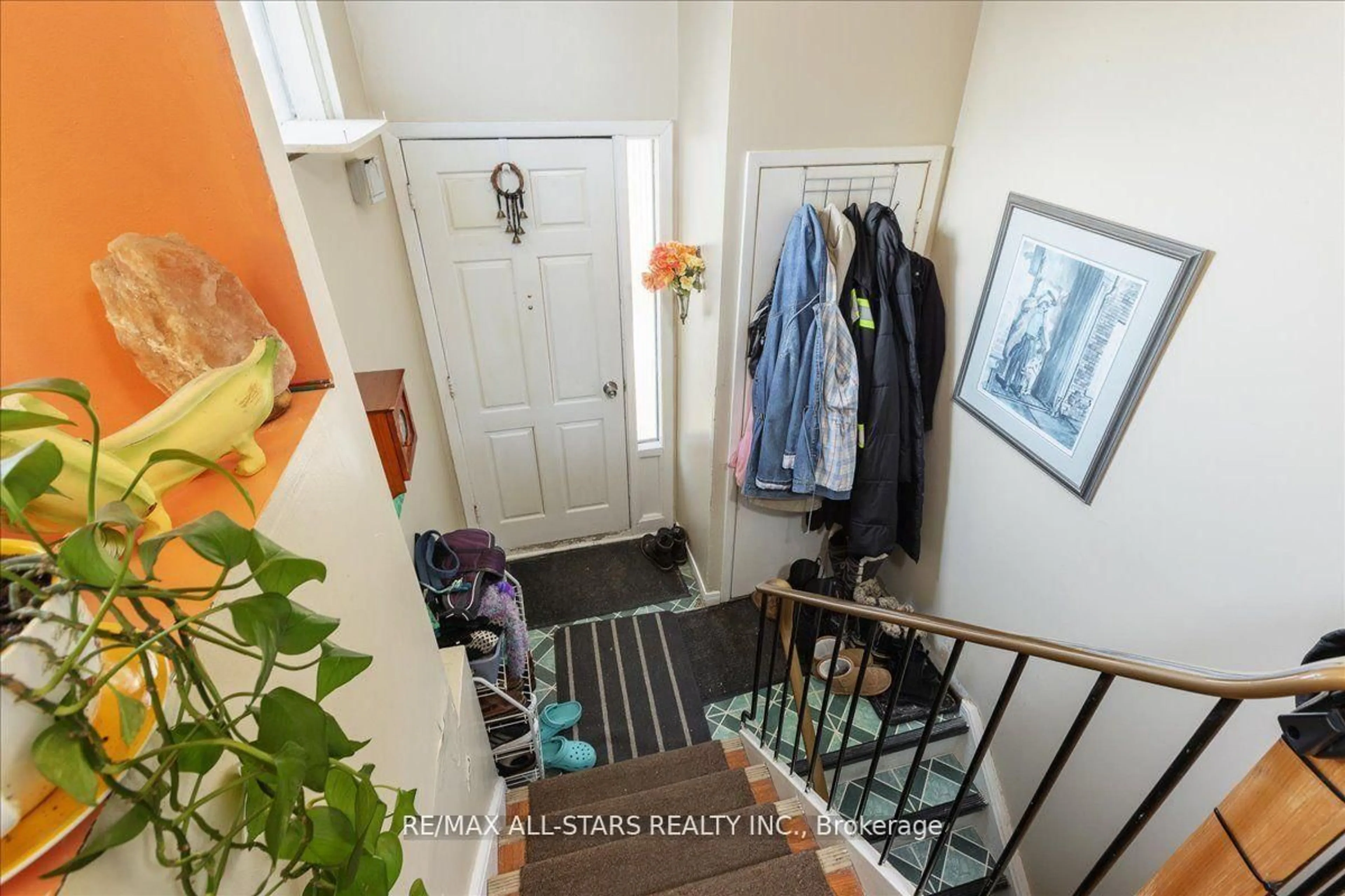 Indoor entryway for 63 Ferris Lane #B11, Barrie Ontario L4M 5C4