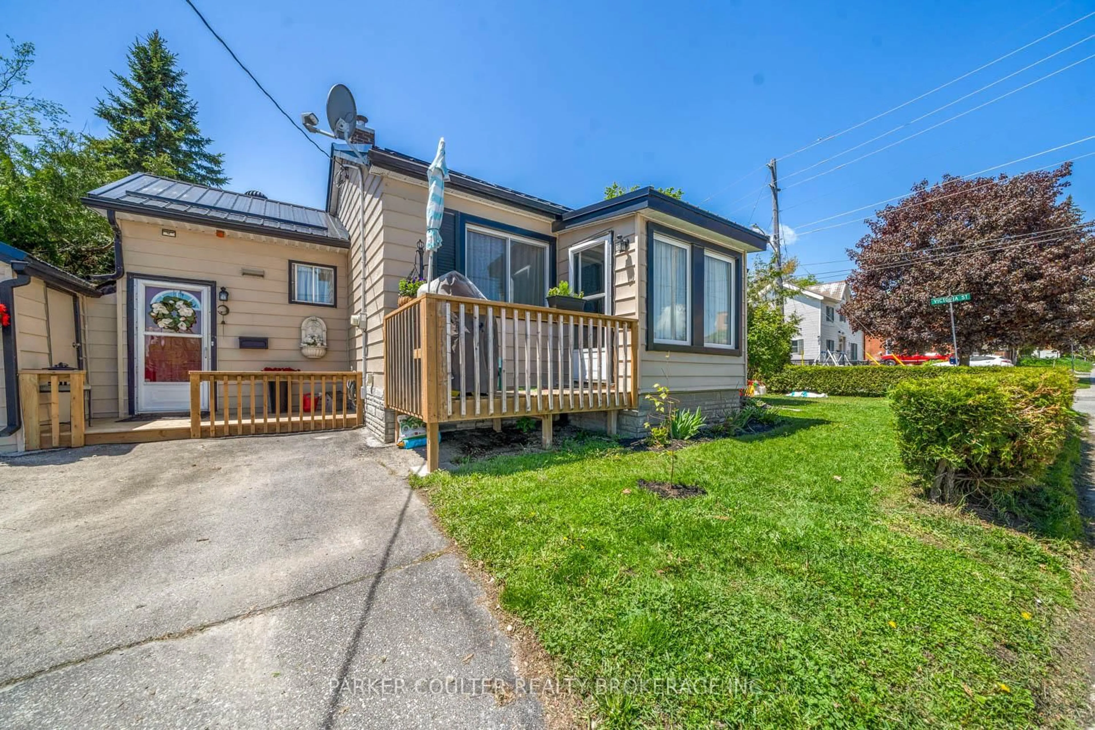 A pic from outside/outdoor area/front of a property/back of a property/a pic from drone, street for 83 Andrew St, Orillia Ontario L3V 5J3