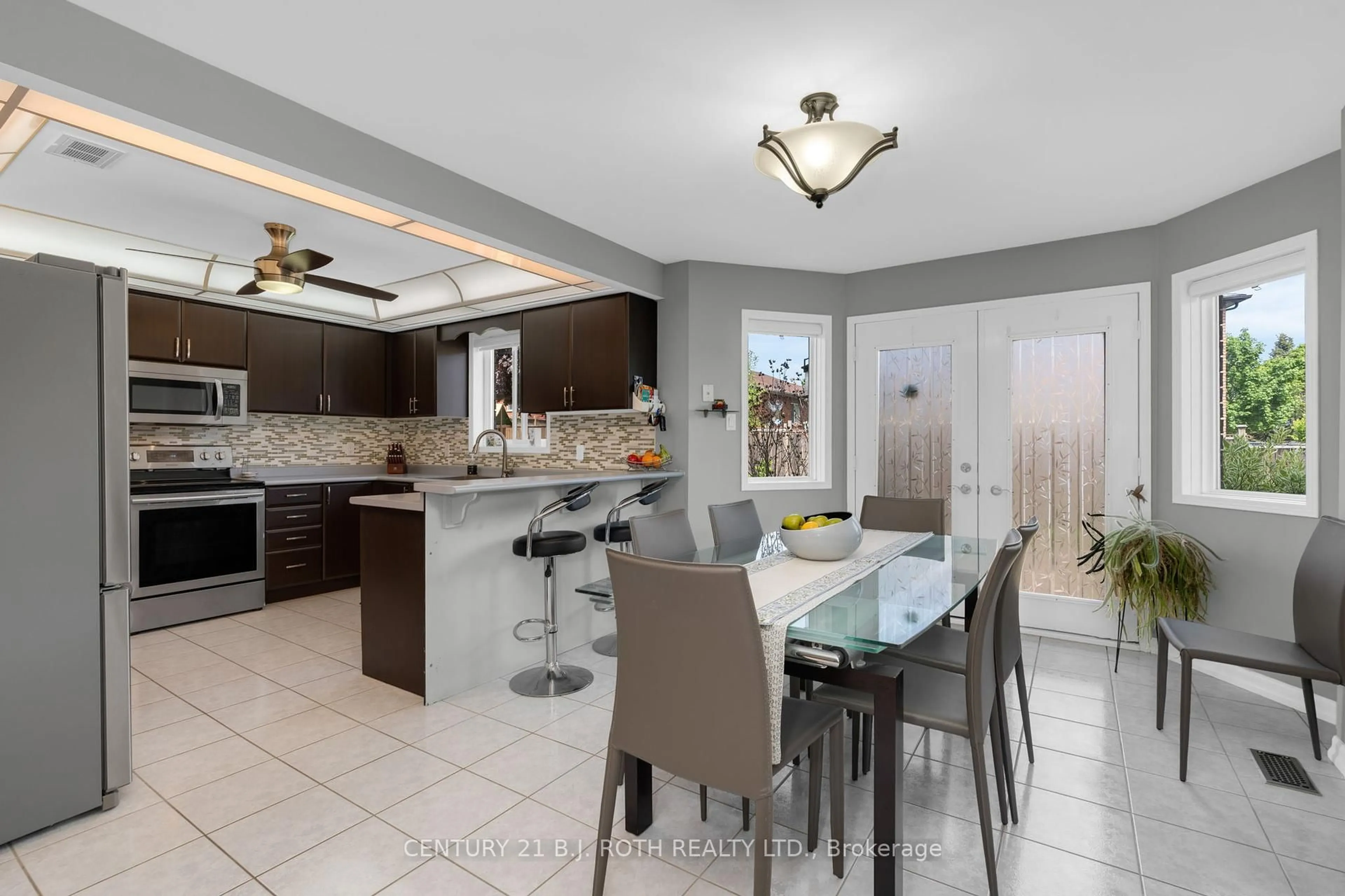 Open concept kitchen, ceramic/tile floor for 36 Benson Dr, Barrie Ontario L4N 7Y1