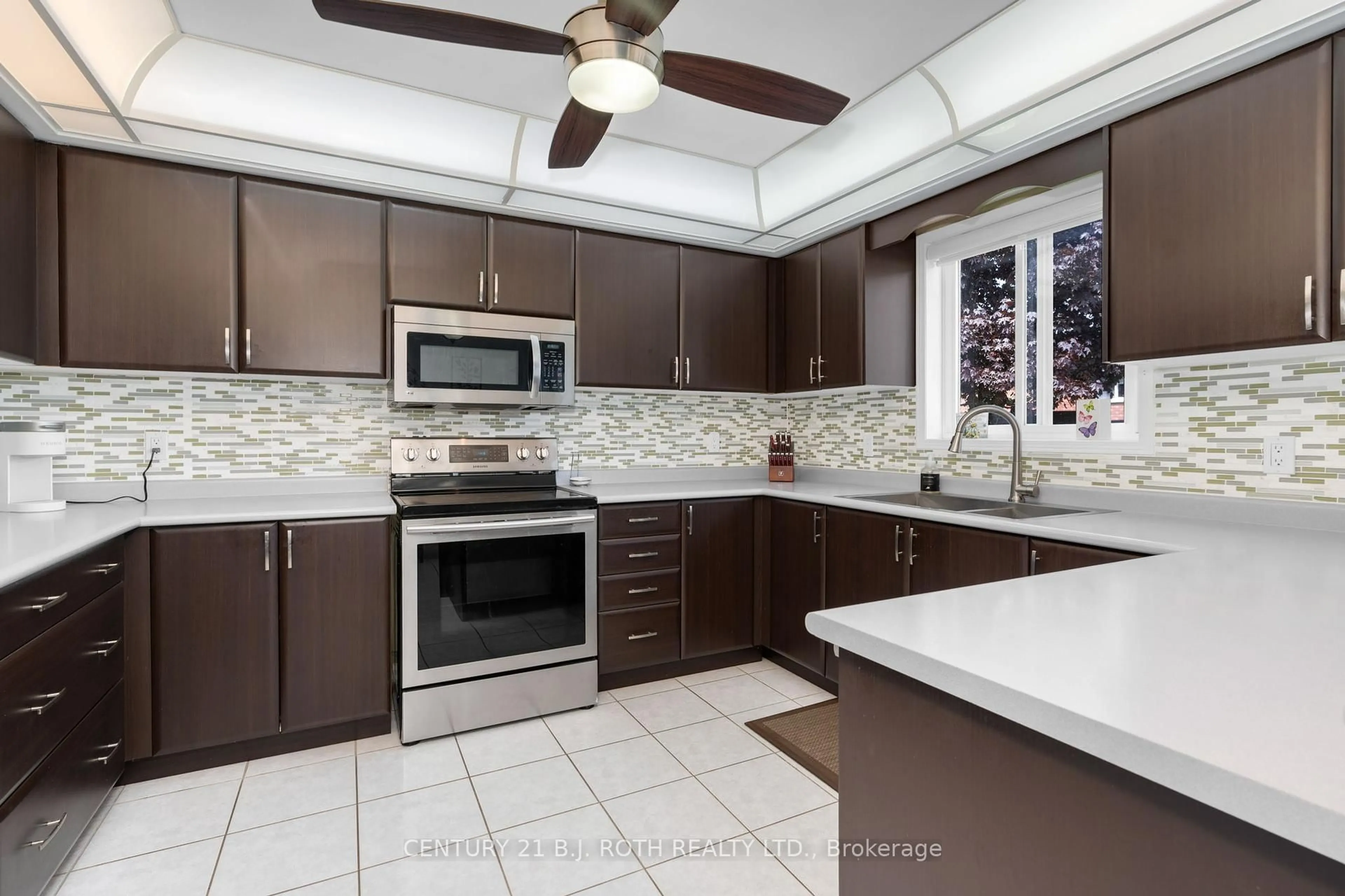 Open concept kitchen, ceramic/tile floor for 36 Benson Dr, Barrie Ontario L4N 7Y1
