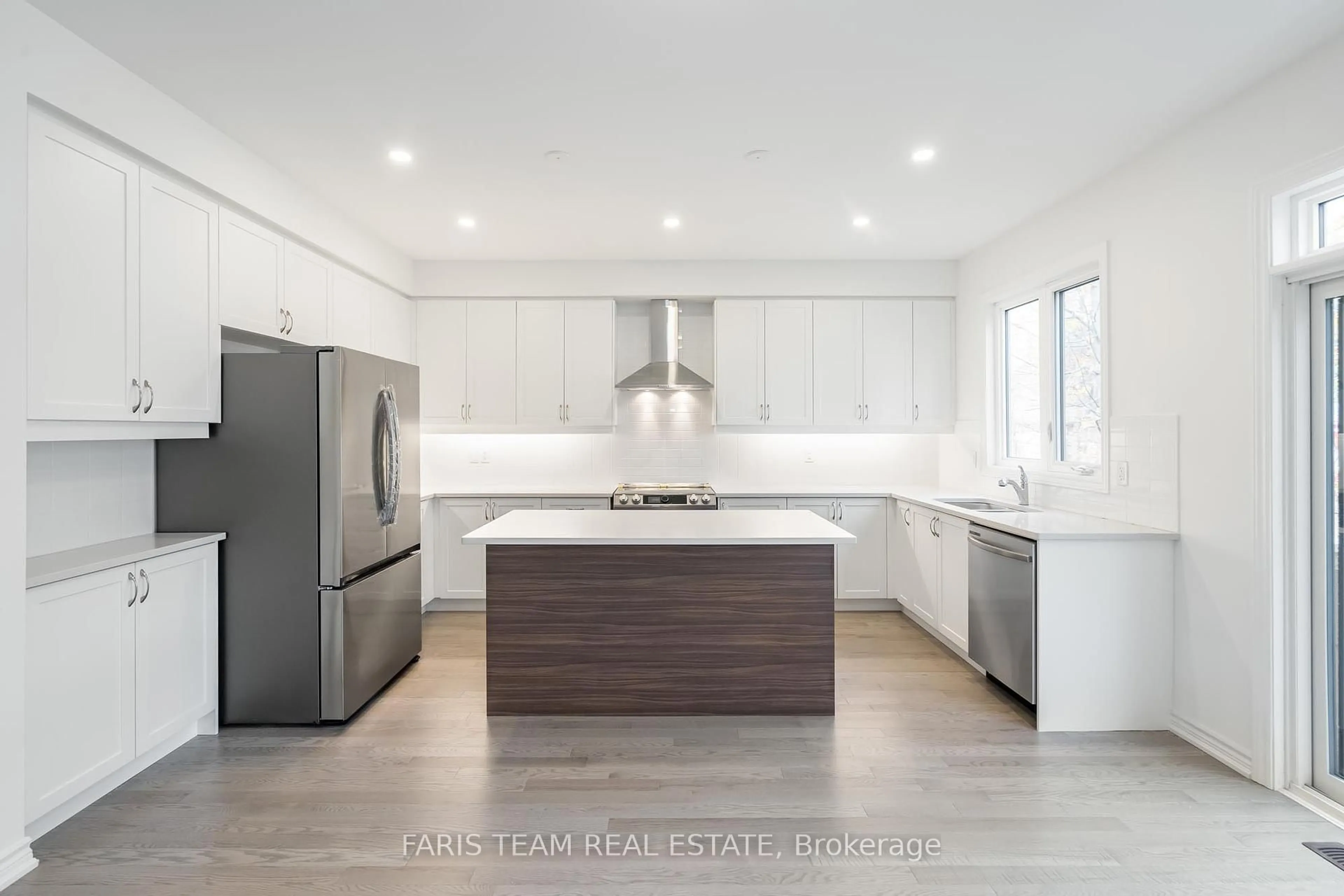 Open concept kitchen, wood/laminate floor for 89 Berkely St, Wasaga Beach Ontario L9Z 2N5