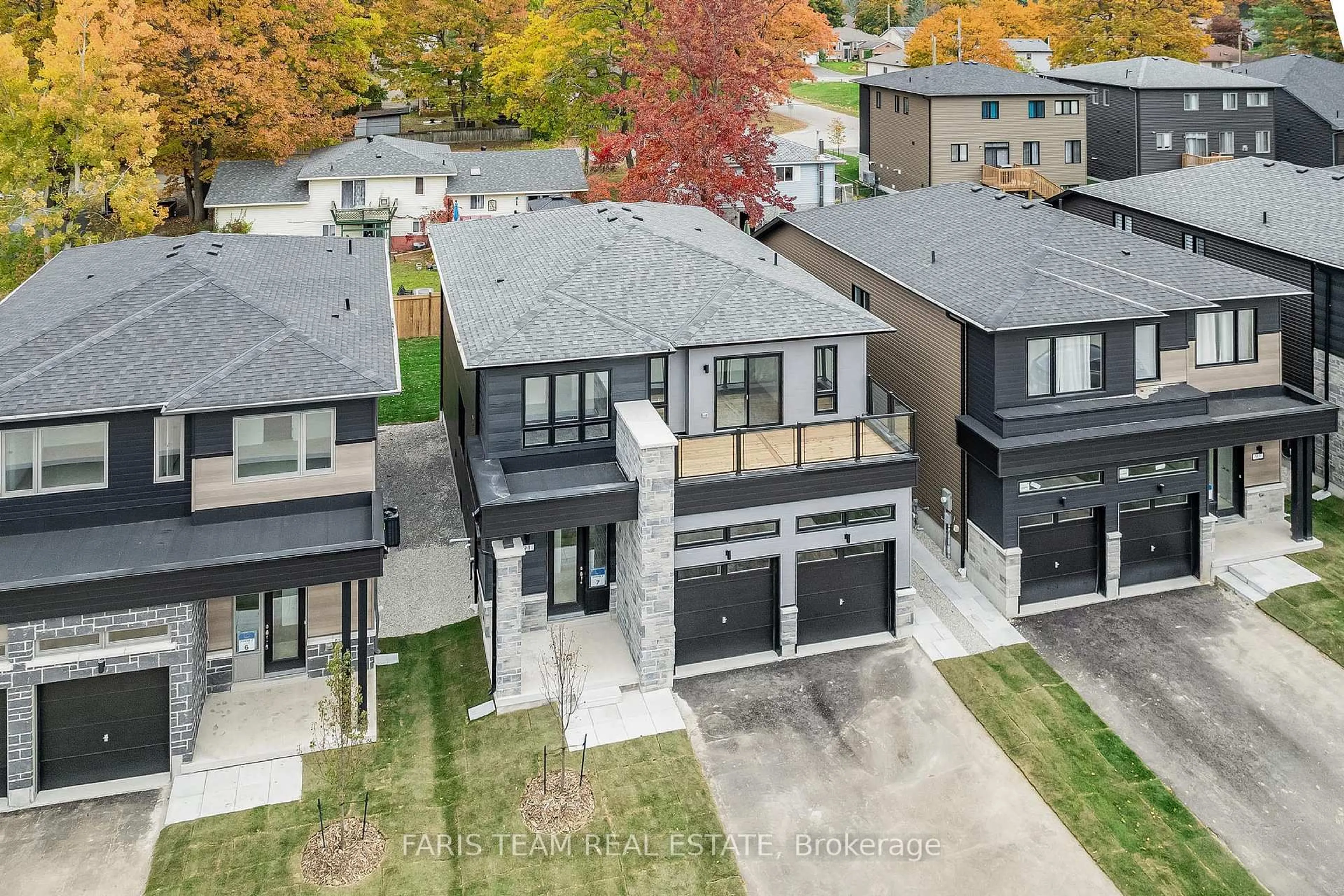 A pic from outside/outdoor area/front of a property/back of a property/a pic from drone, street for 91 Berkely St, Wasaga Beach Ontario L9Z 0K6