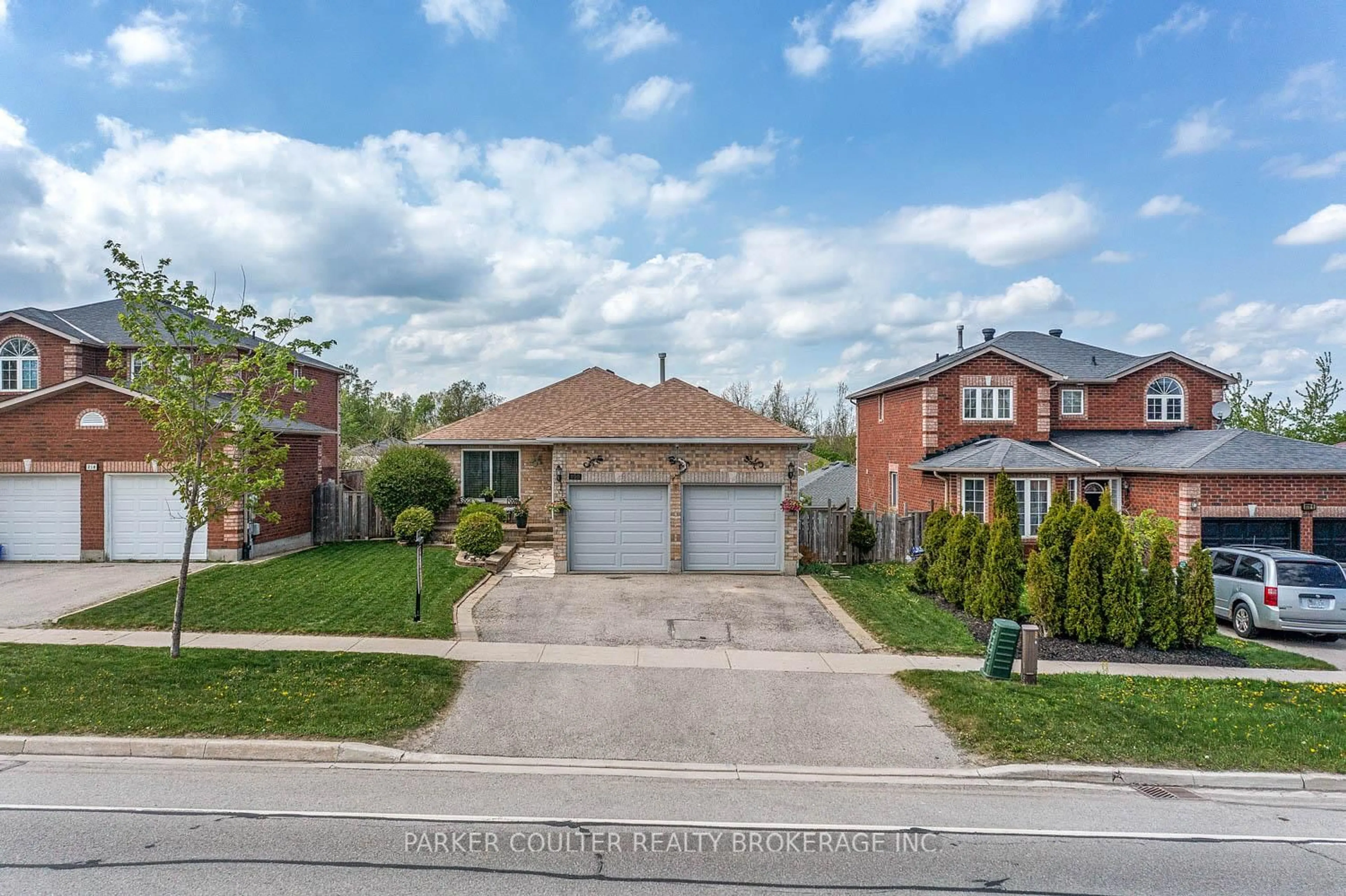 A pic from outside/outdoor area/front of a property/back of a property/a pic from drone, street for 220 Livingstone St, Barrie Ontario L4M 6M5