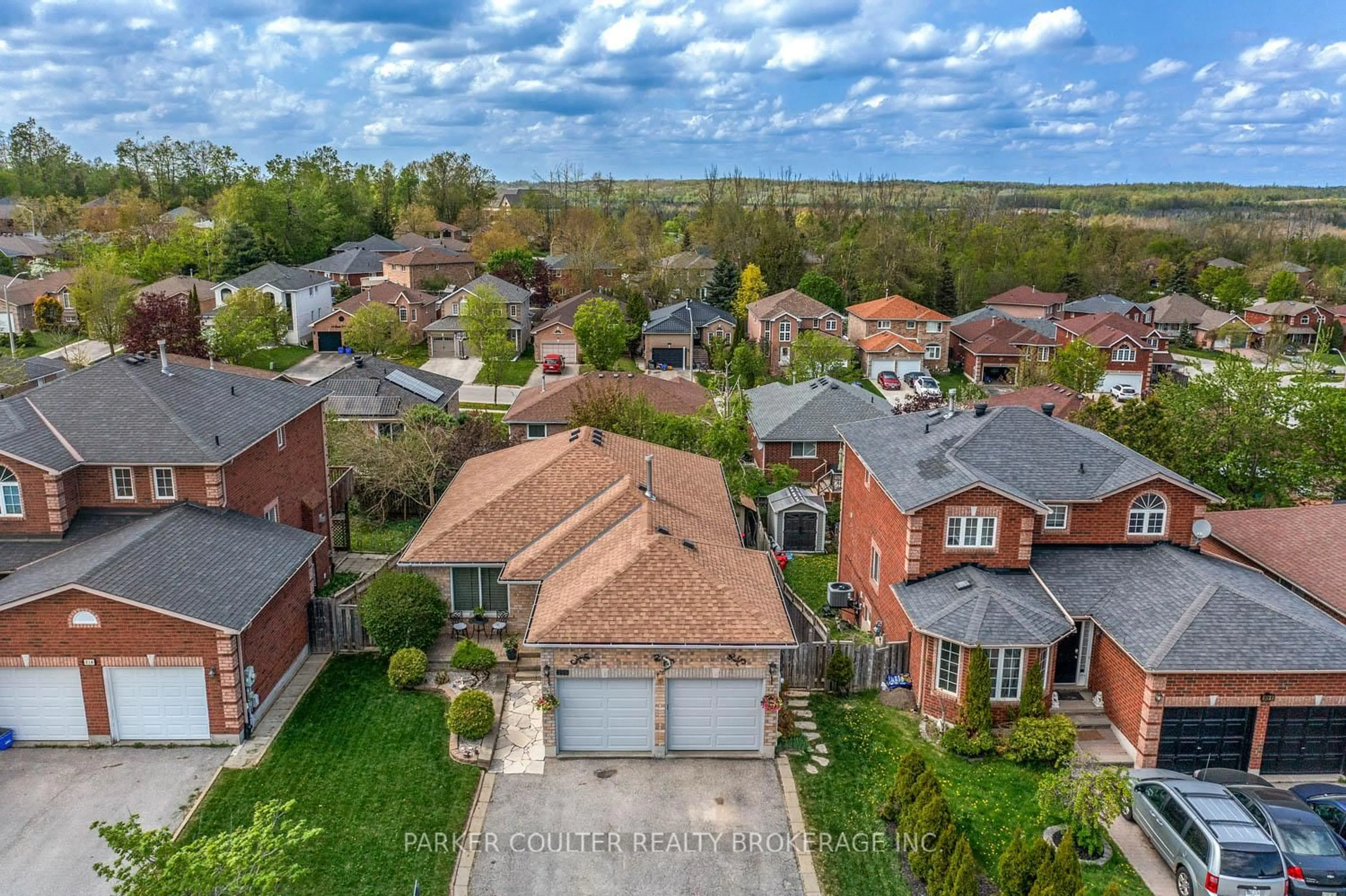 A pic from outside/outdoor area/front of a property/back of a property/a pic from drone, street for 220 Livingstone St, Barrie Ontario L4M 6M5