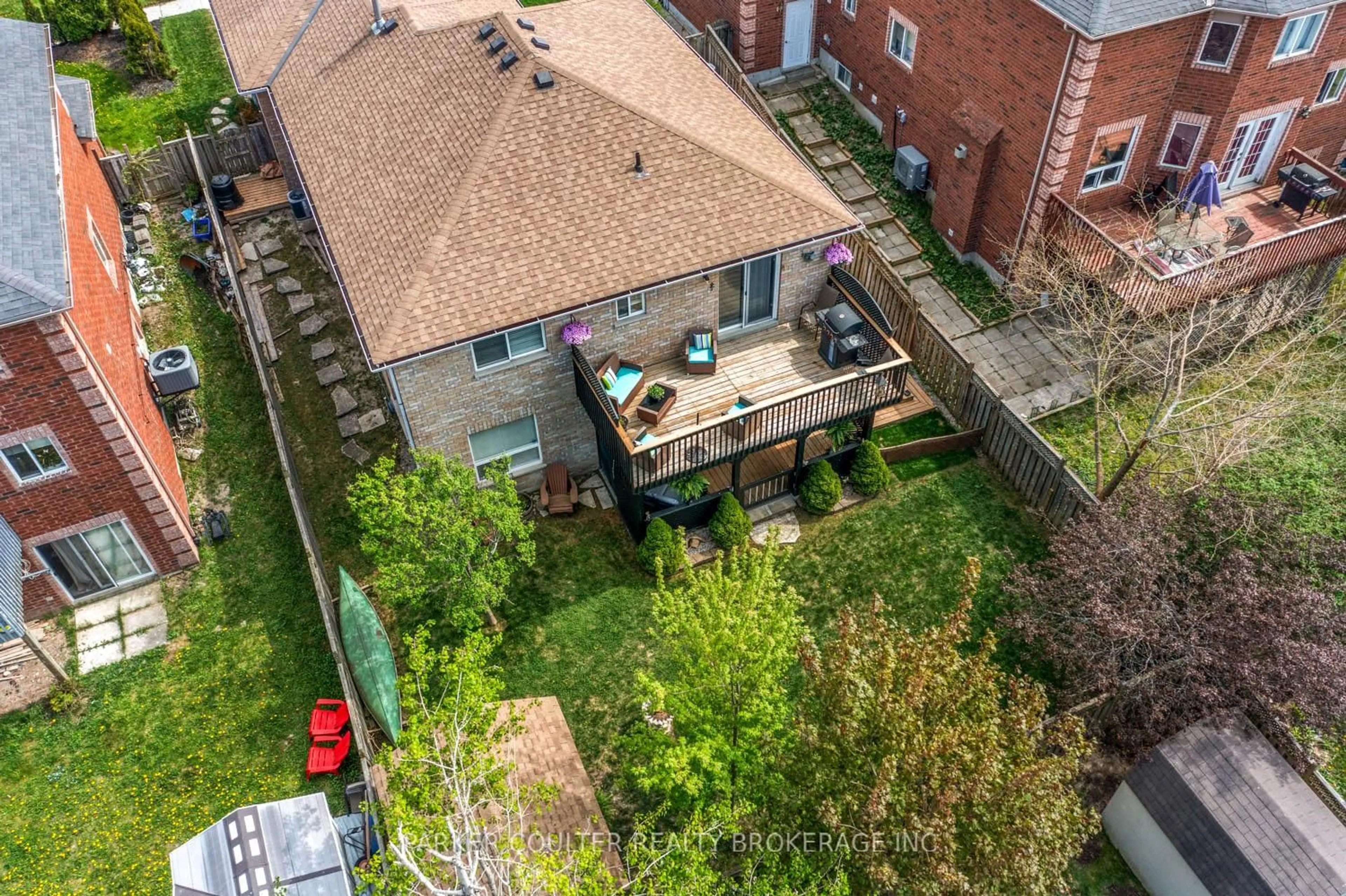 A pic from outside/outdoor area/front of a property/back of a property/a pic from drone, city buildings view from balcony for 220 Livingstone St, Barrie Ontario L4M 6M5