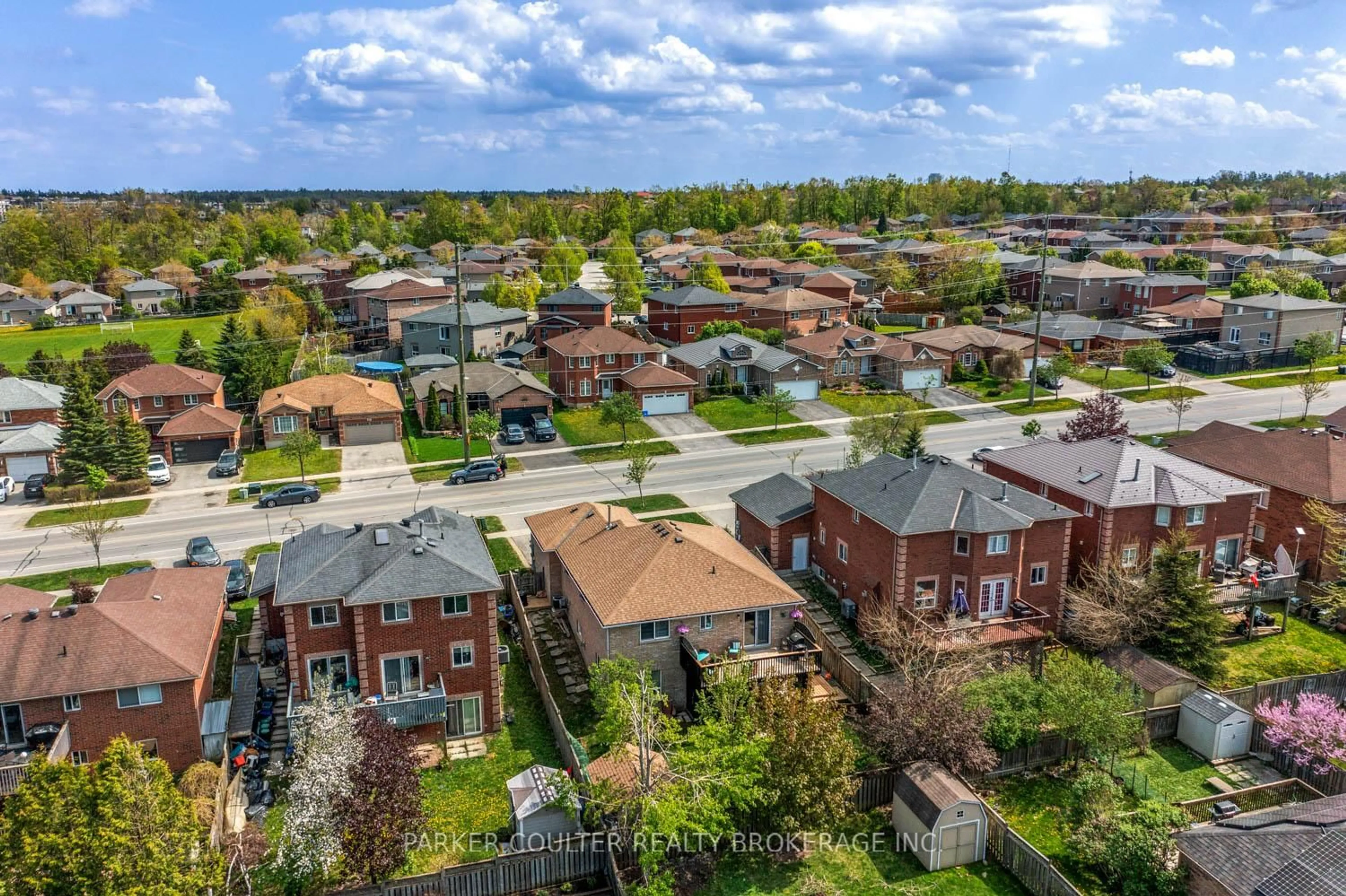 A pic from outside/outdoor area/front of a property/back of a property/a pic from drone, street for 220 Livingstone St, Barrie Ontario L4M 6M5