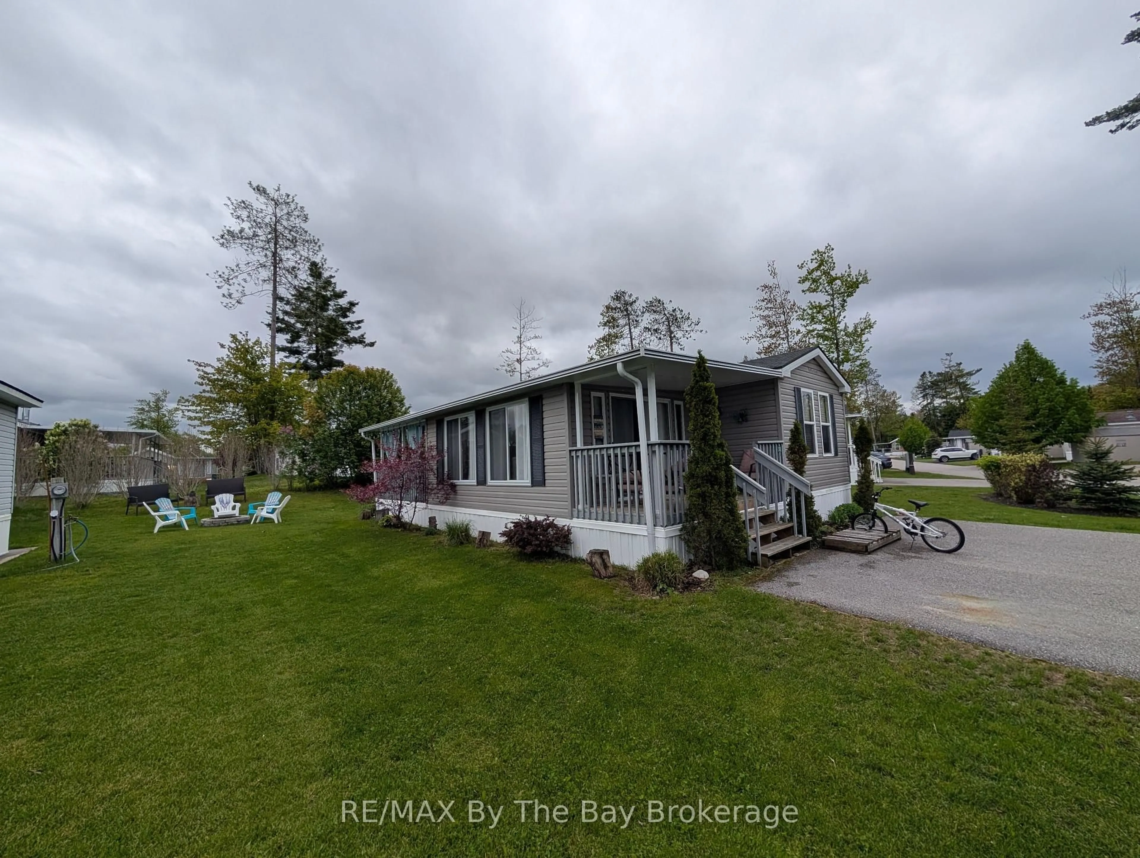 A pic from outside/outdoor area/front of a property/back of a property/a pic from drone, street for 13 CHIPPEWA Tr, Wasaga Beach Ontario L9Z 1X7