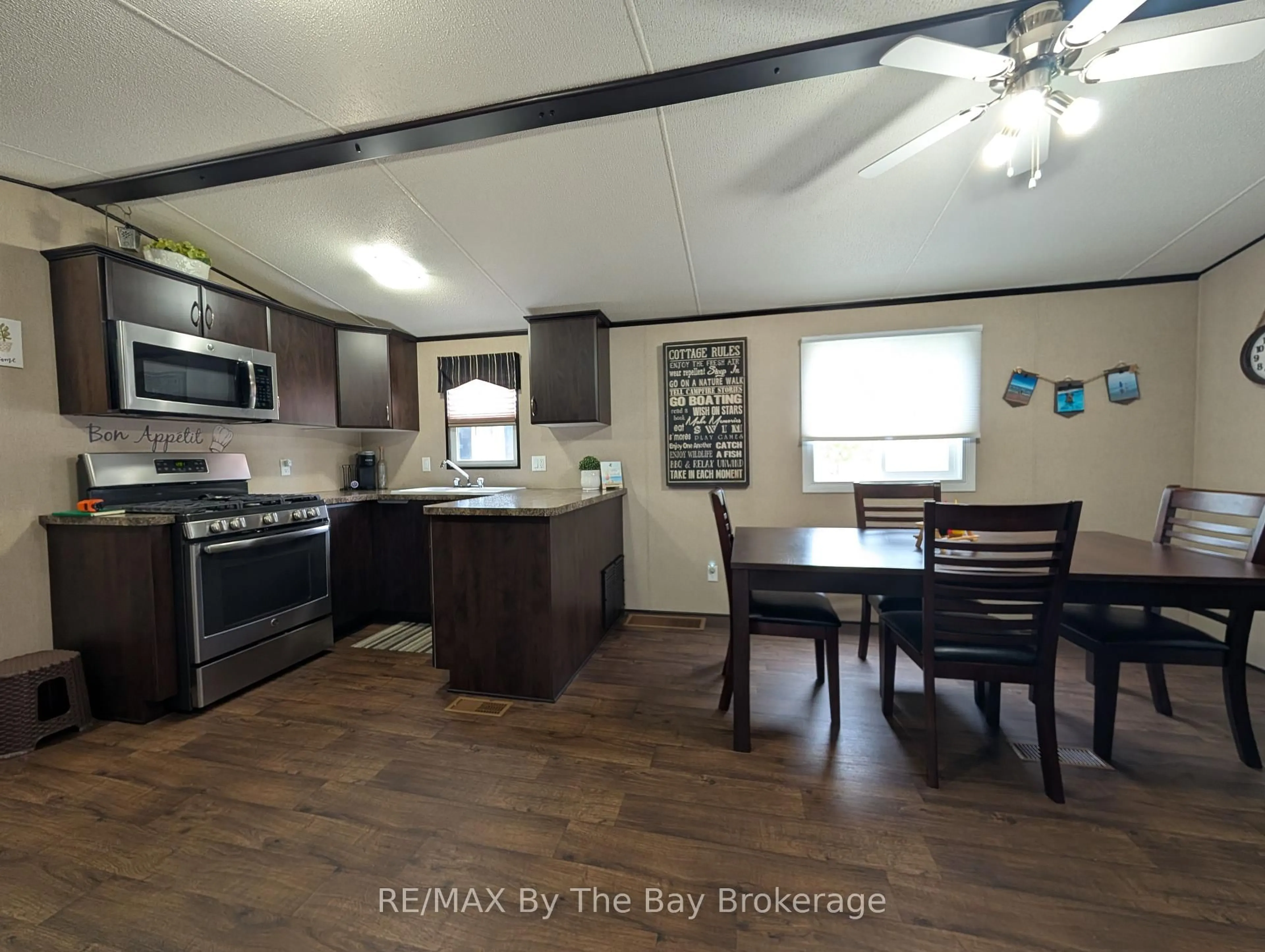 Open concept kitchen, unknown for 13 CHIPPEWA Tr, Wasaga Beach Ontario L9Z 1X7