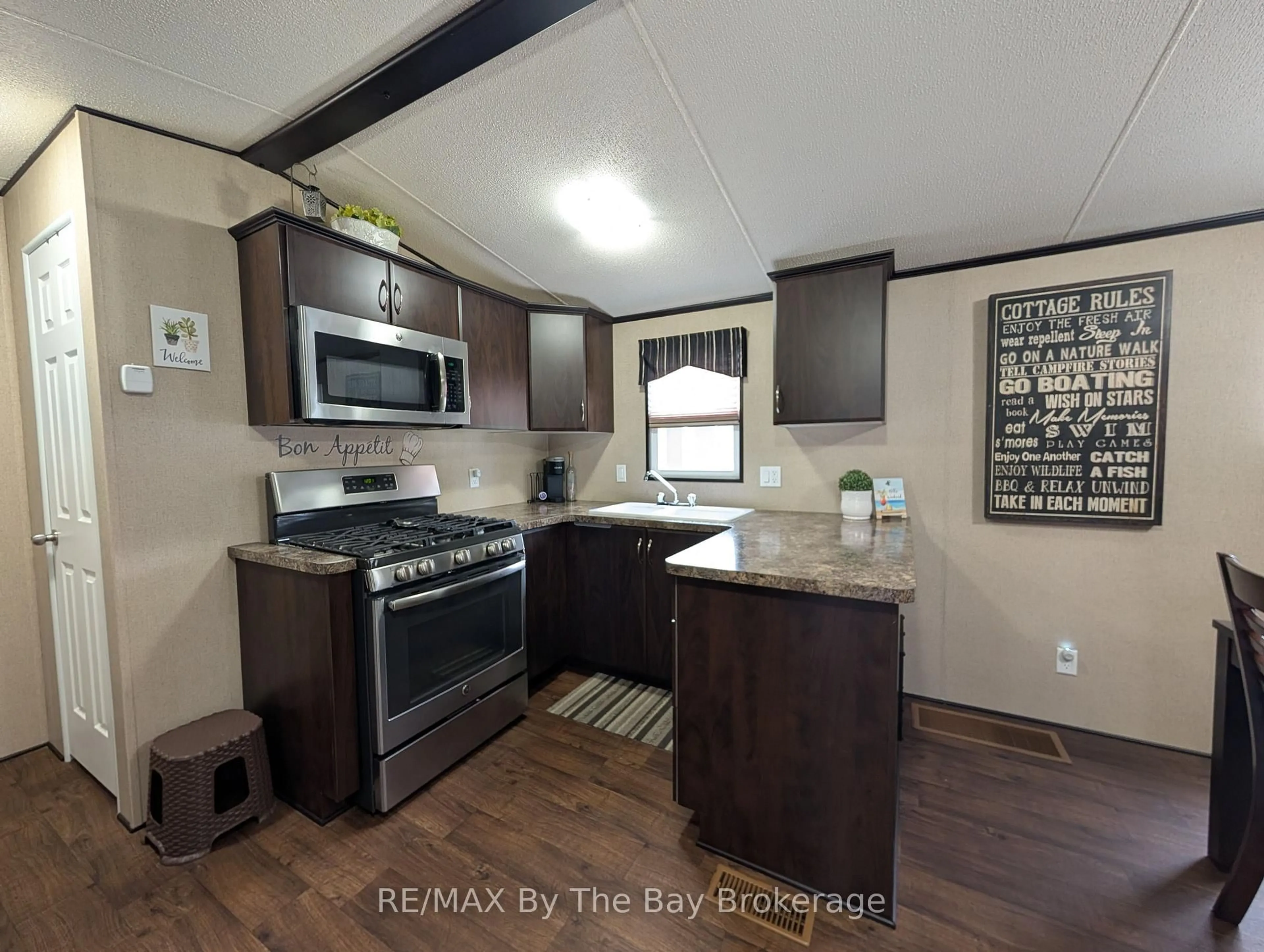 Standard kitchen, unknown for 13 CHIPPEWA Tr, Wasaga Beach Ontario L9Z 1X7