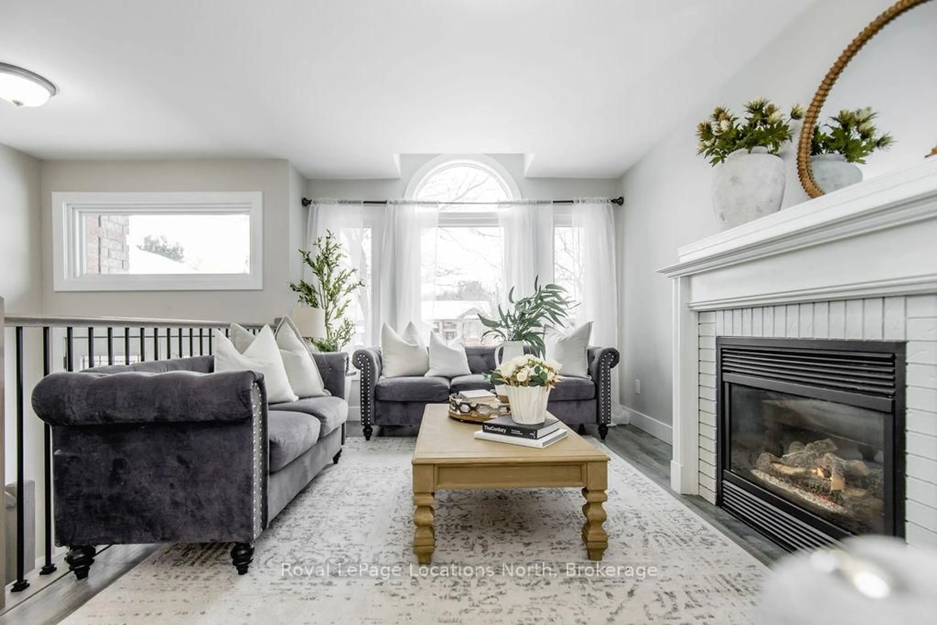 Living room with furniture, unknown for 1 TIMBERLAND Cres, Wasaga Beach Ontario L9Z 1G7